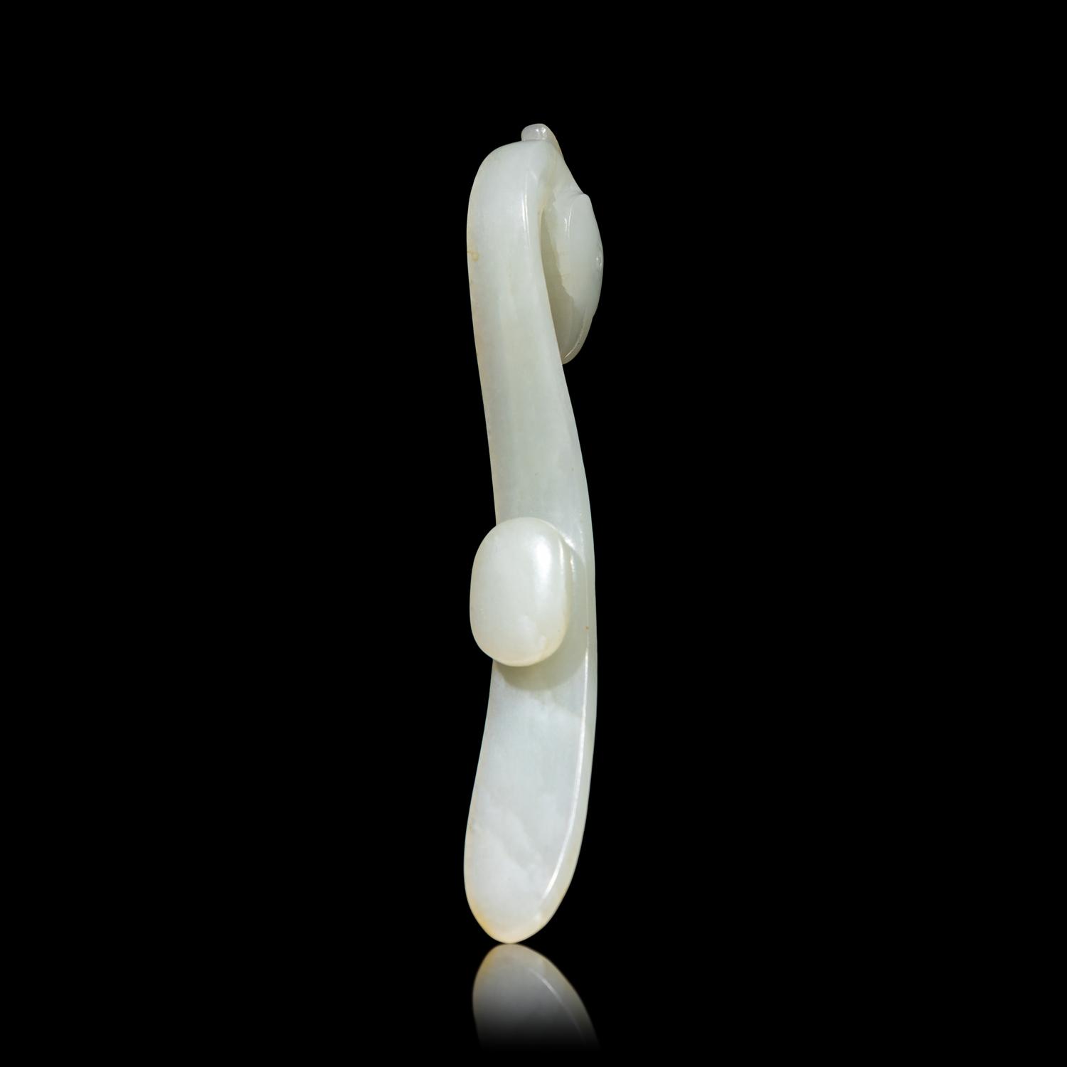Two Chinese Jade Belt Hooks, Qing Dynasty 清 玉帶鉤兩件