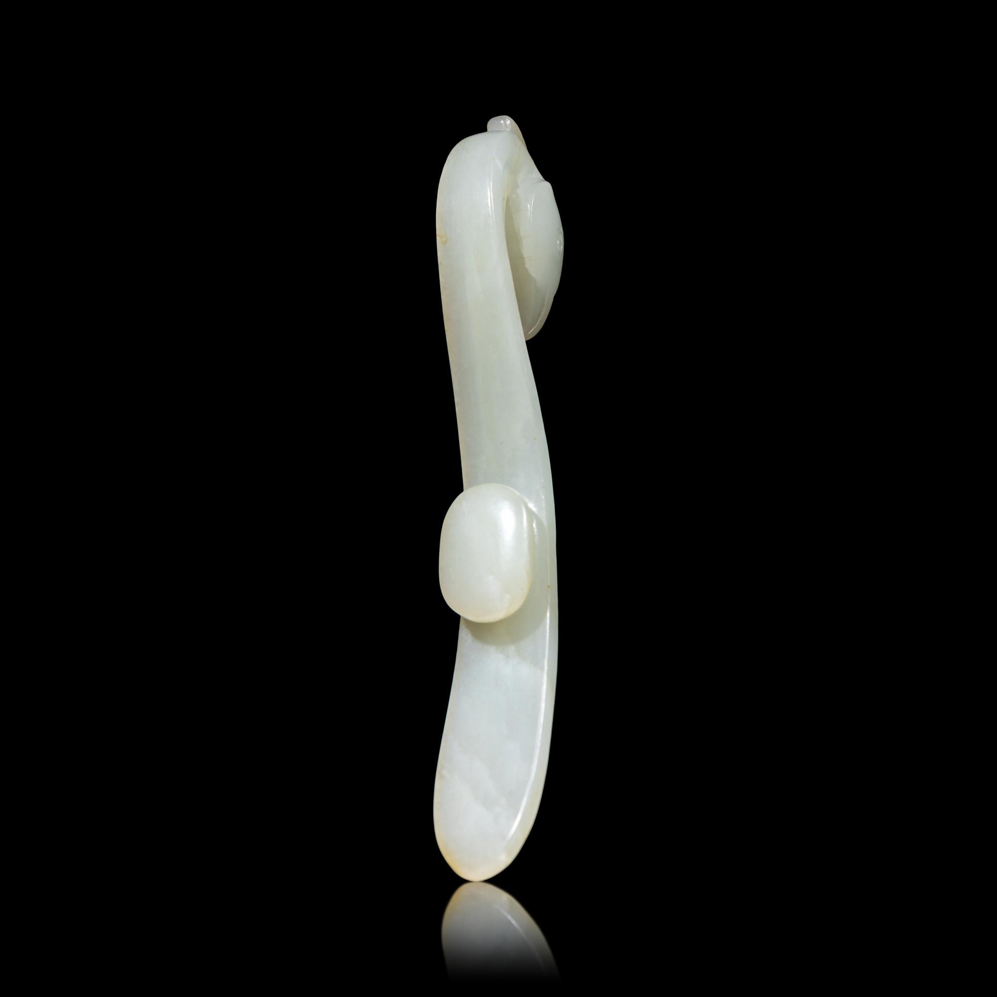 Two Chinese Jade Belt Hooks, Qing Dynasty 清 玉帶鉤兩件