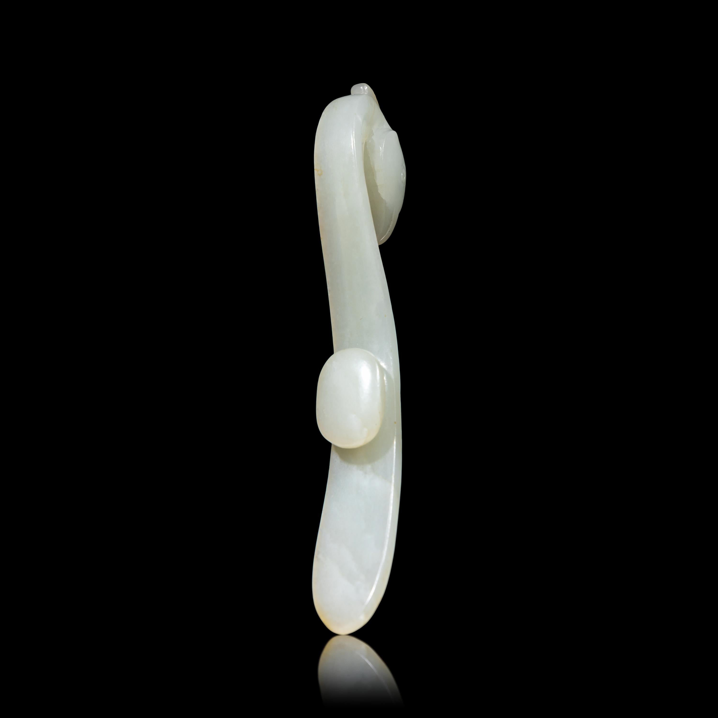 Two Chinese Jade Belt Hooks, Qing Dynasty 清 玉帶鉤兩件