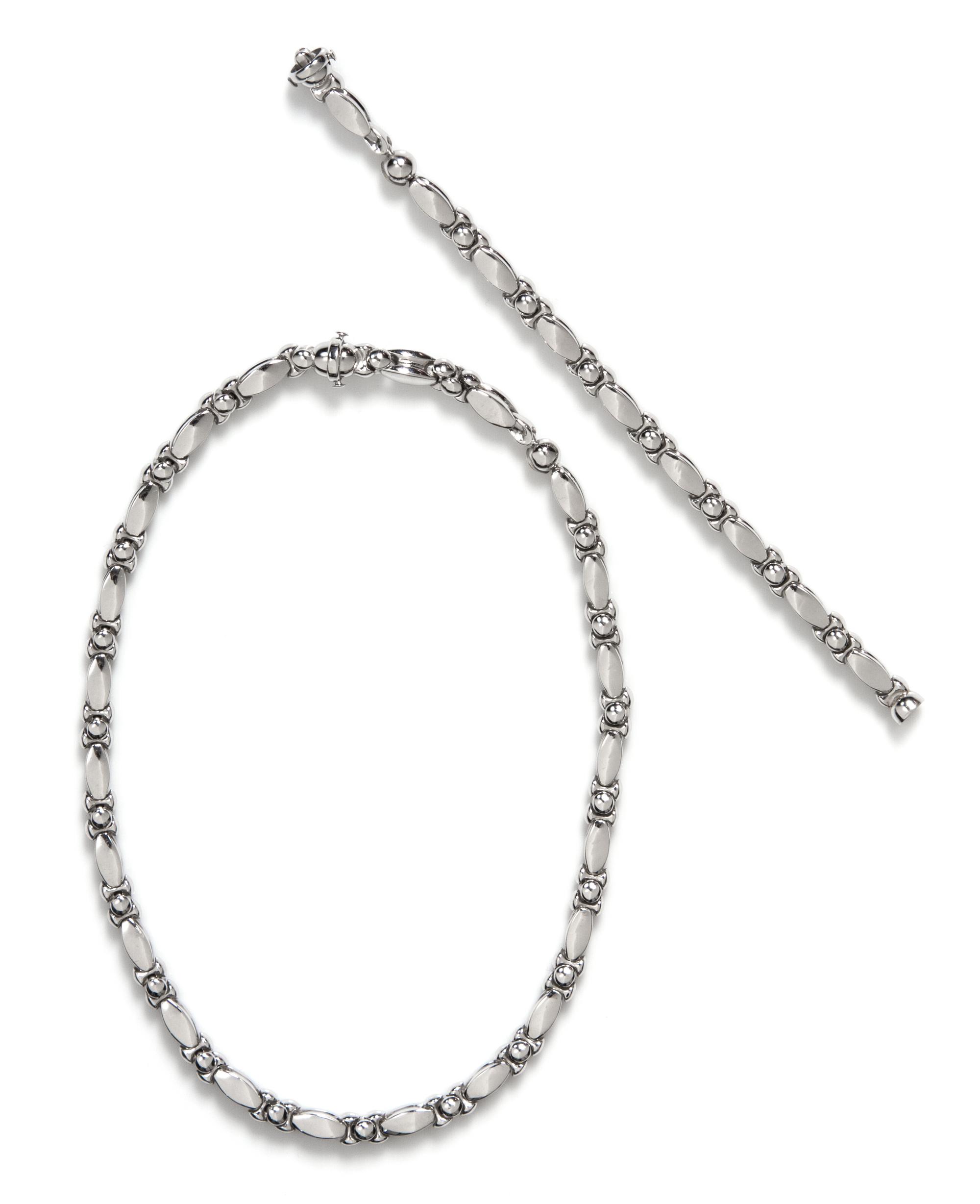 An 18 Karat White Gold Demi Parure, Kiss, Italy, 43.50 dwts.