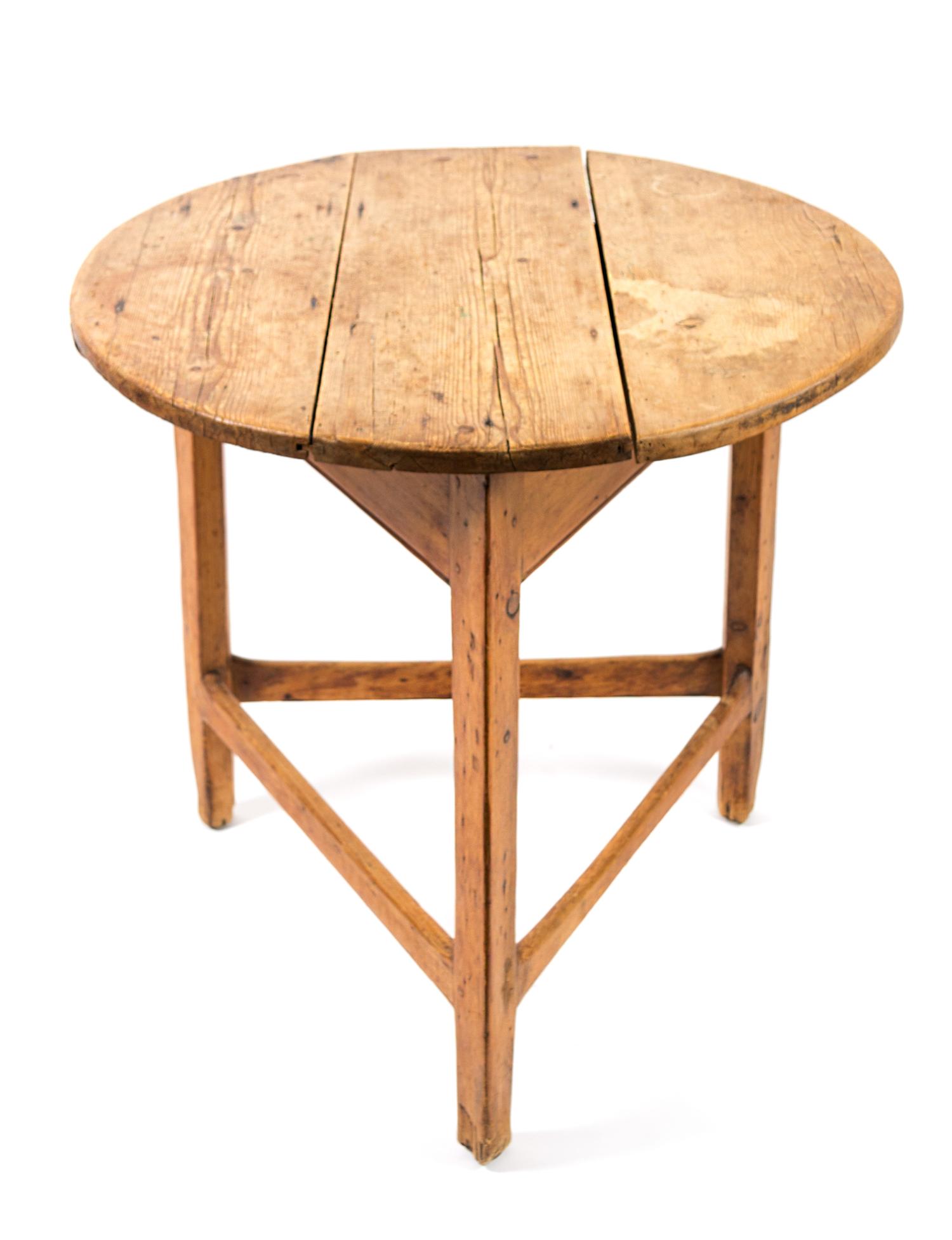 An English Pine Cricket Table Height 30 x diameter 29 inches. — EARLY 20TH CENTURY