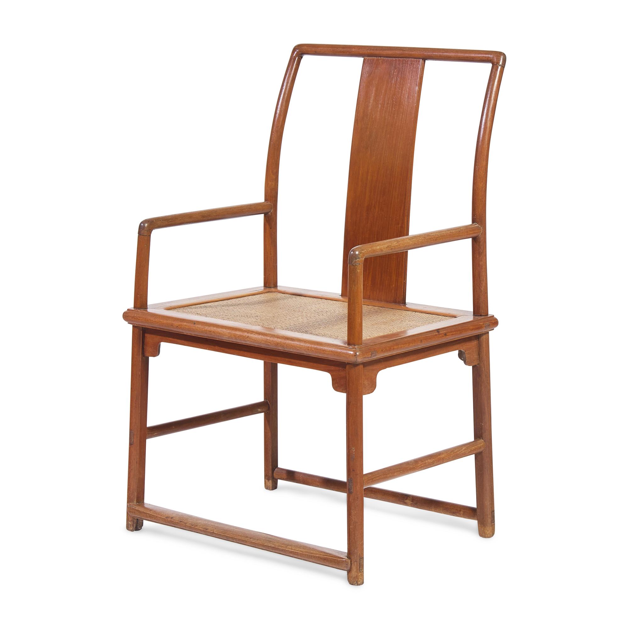 A Chinese Huanghuali Official's Armchair, Nanguanmaoyi, 18th/19th Century 清中期 黃花梨南官帽椅