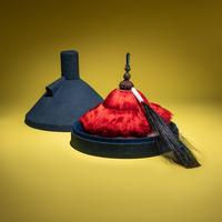 A Chinese Red Silk Floss Mandarin's Summer Hat with a Single-Eyed Plume and an Original Hat Box, 18th/19th Century — 清中期 三品夏朝冠配蓝玻璃頂戴及单眼花翎單眼花翎（附盒）