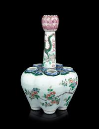 A Chinese Export Famille Verte Porcelain Six Spouted Tulip Vase