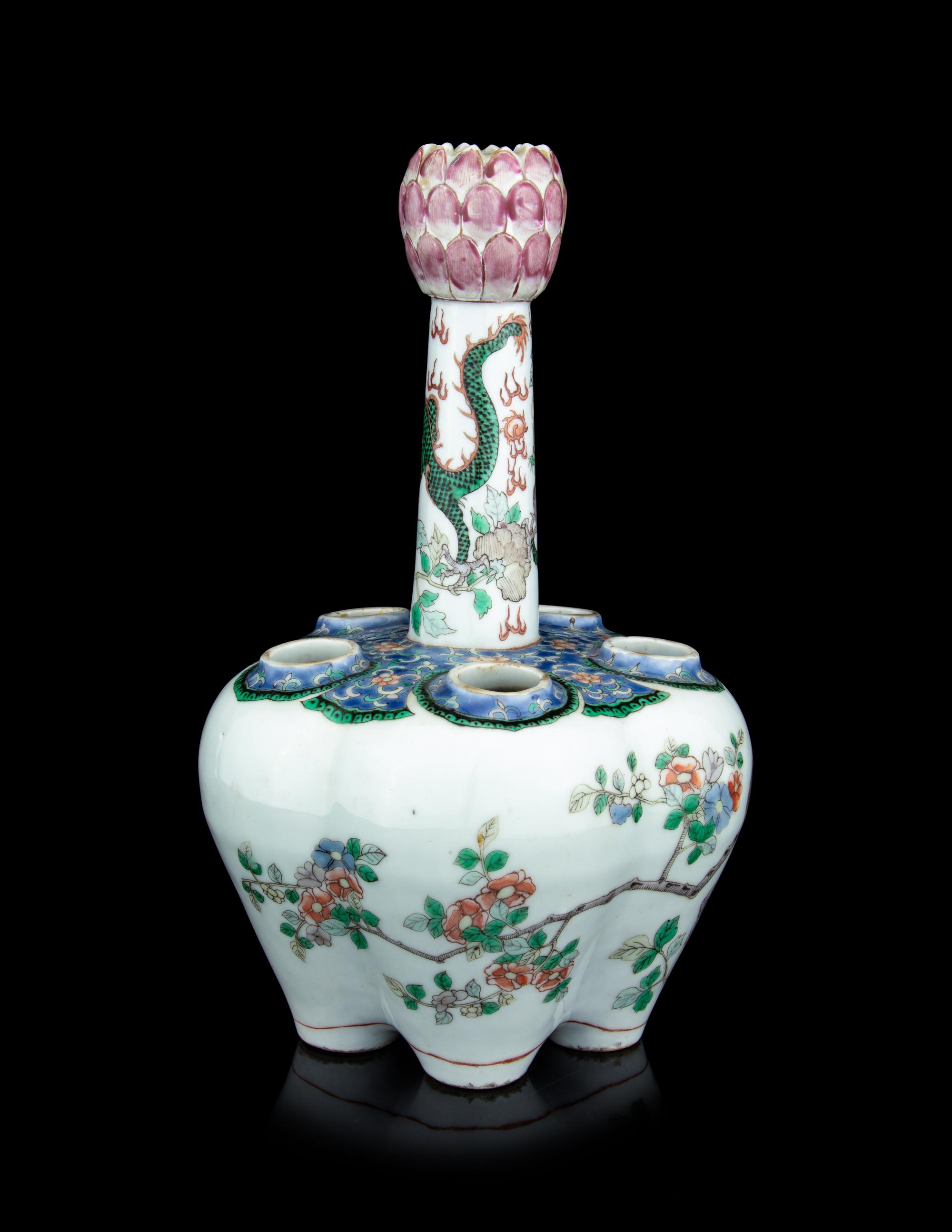A Chinese Export Famille Verte Porcelain Six Spouted Tulip Vase