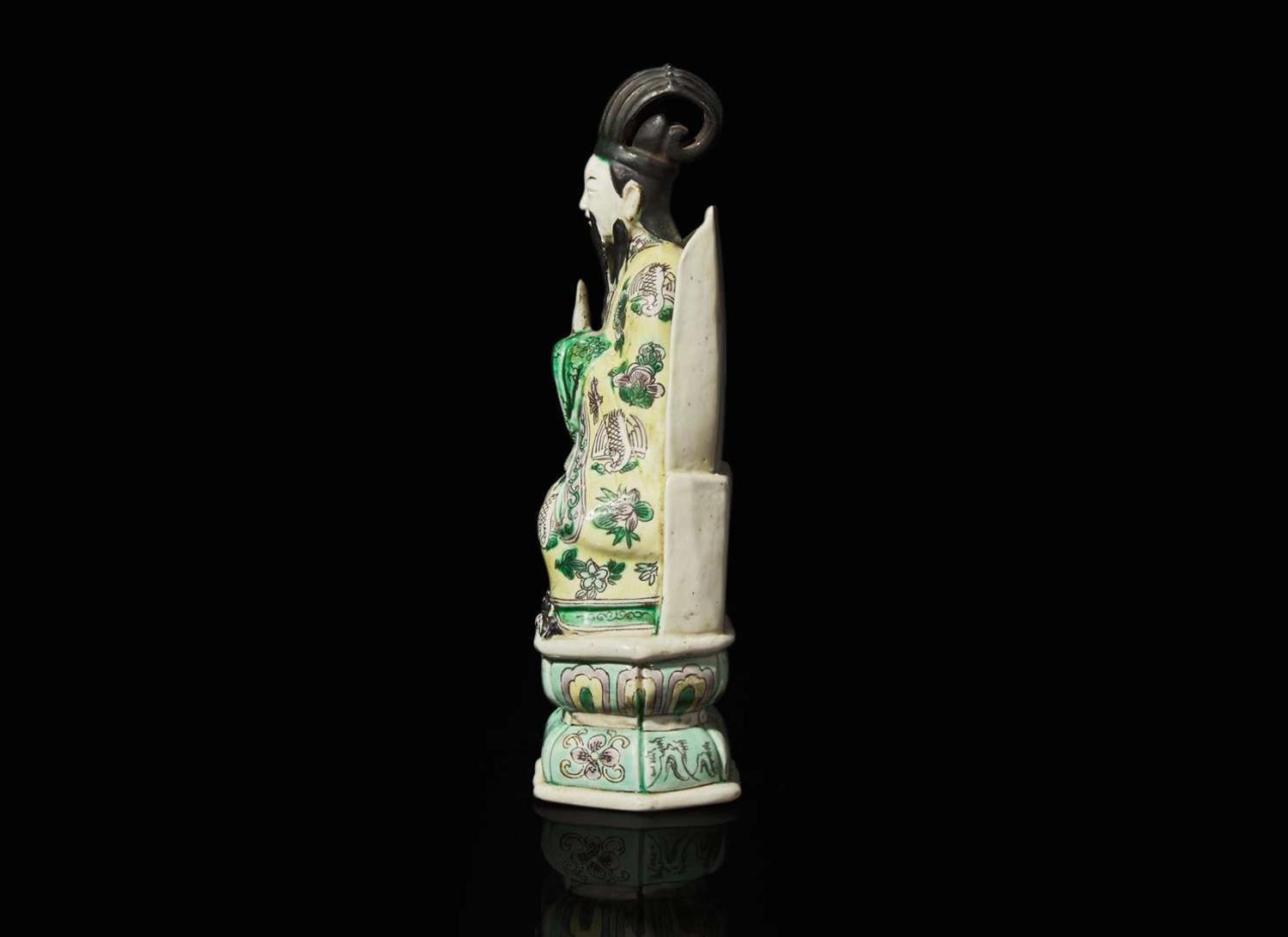 A Chinese famille verte-decorated porcelain figure of a seated official 硬彩造像一尊