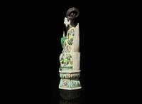 A Chinese famille verte-decorated porcelain figure of a seated official 硬彩造像一尊