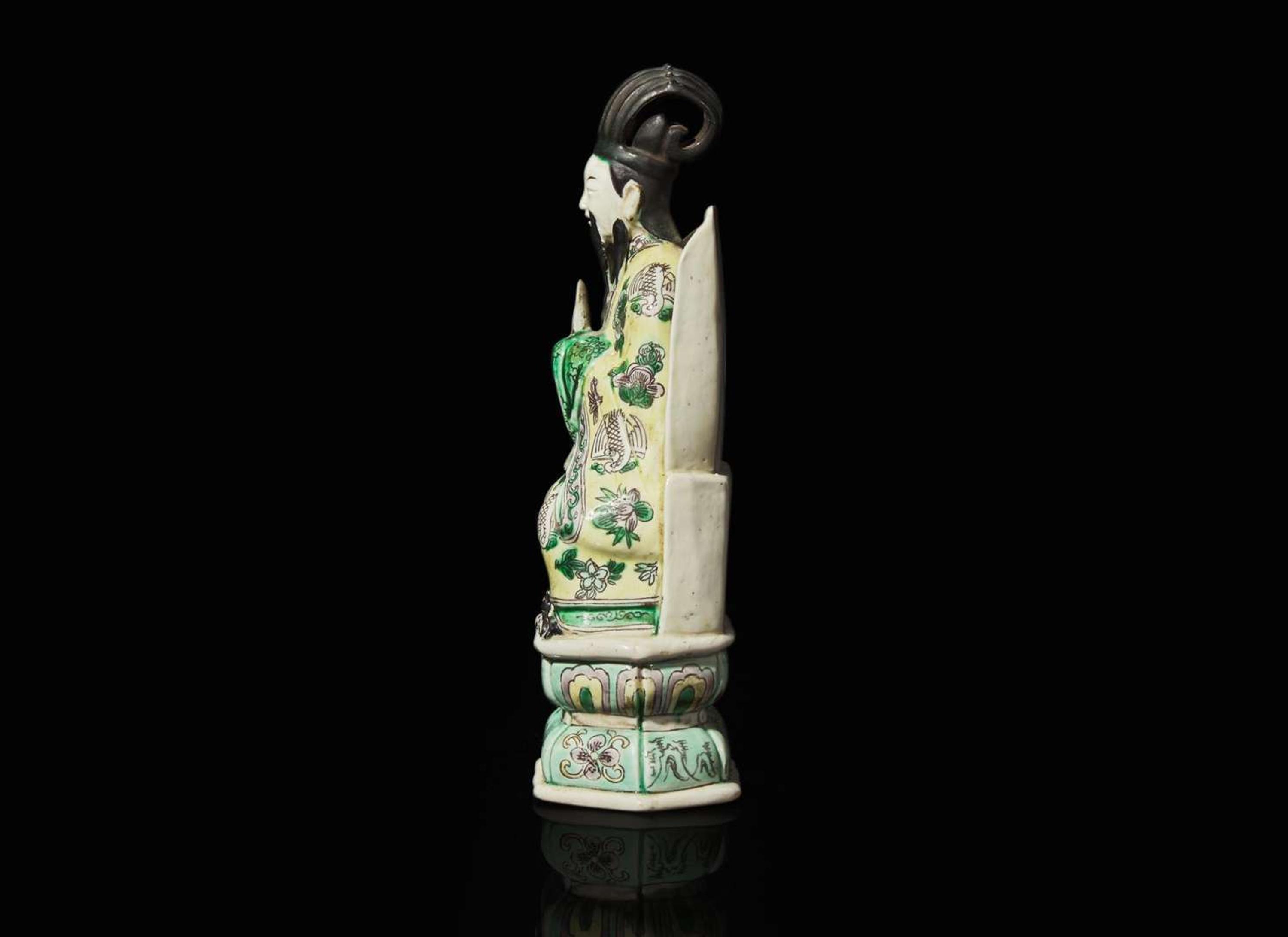 A Chinese famille verte-decorated porcelain figure of a seated official 硬彩造像一尊
