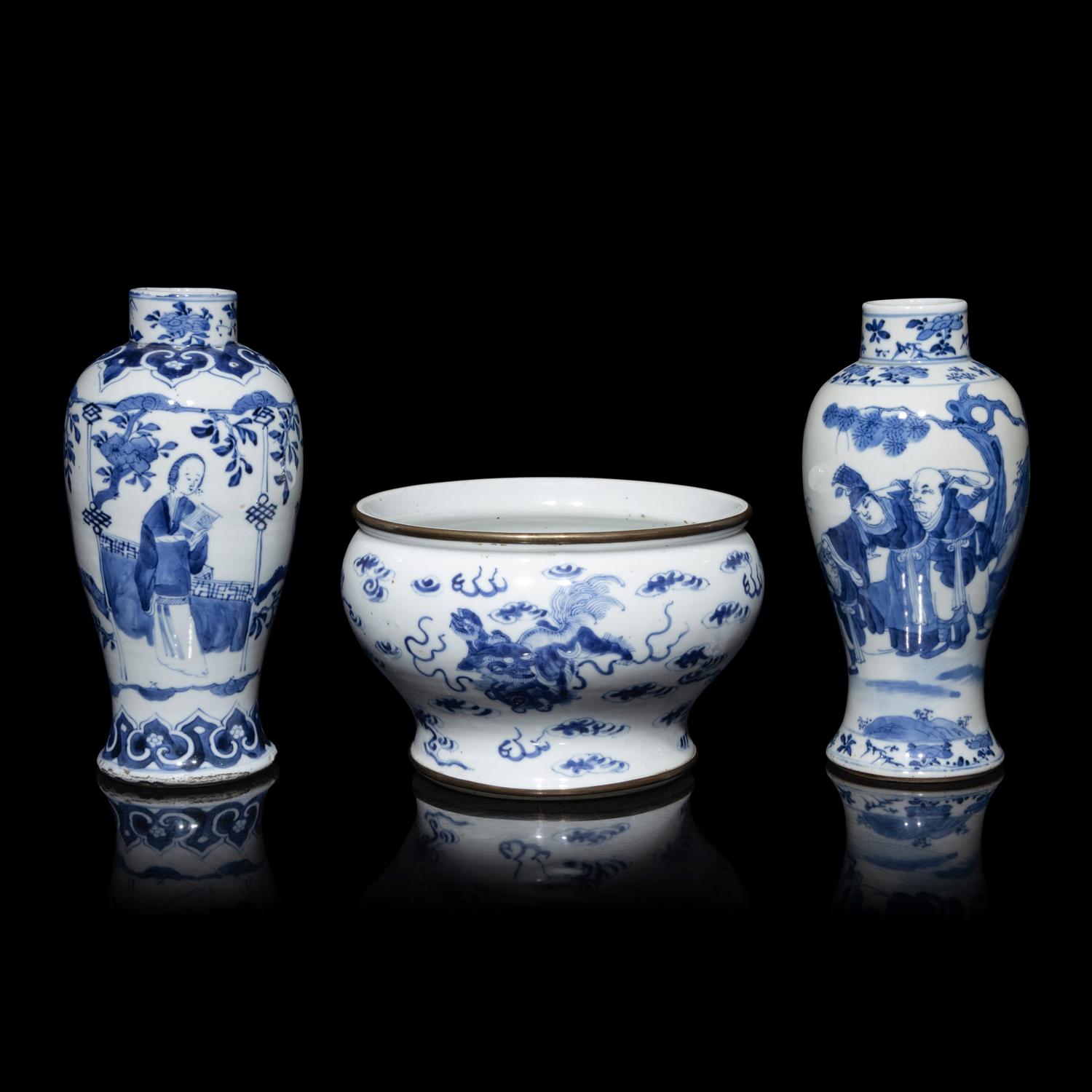 Three Chinese Blue and White Porcelain Vessels, 18th-19th Century 清中期 青花 佛獅紋洗及 人物圖賞瓶兩支