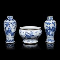 Three Chinese Blue and White Porcelain Vessels, 18th-19th Century 清中期 青花 佛獅紋洗及 人物圖賞瓶兩支