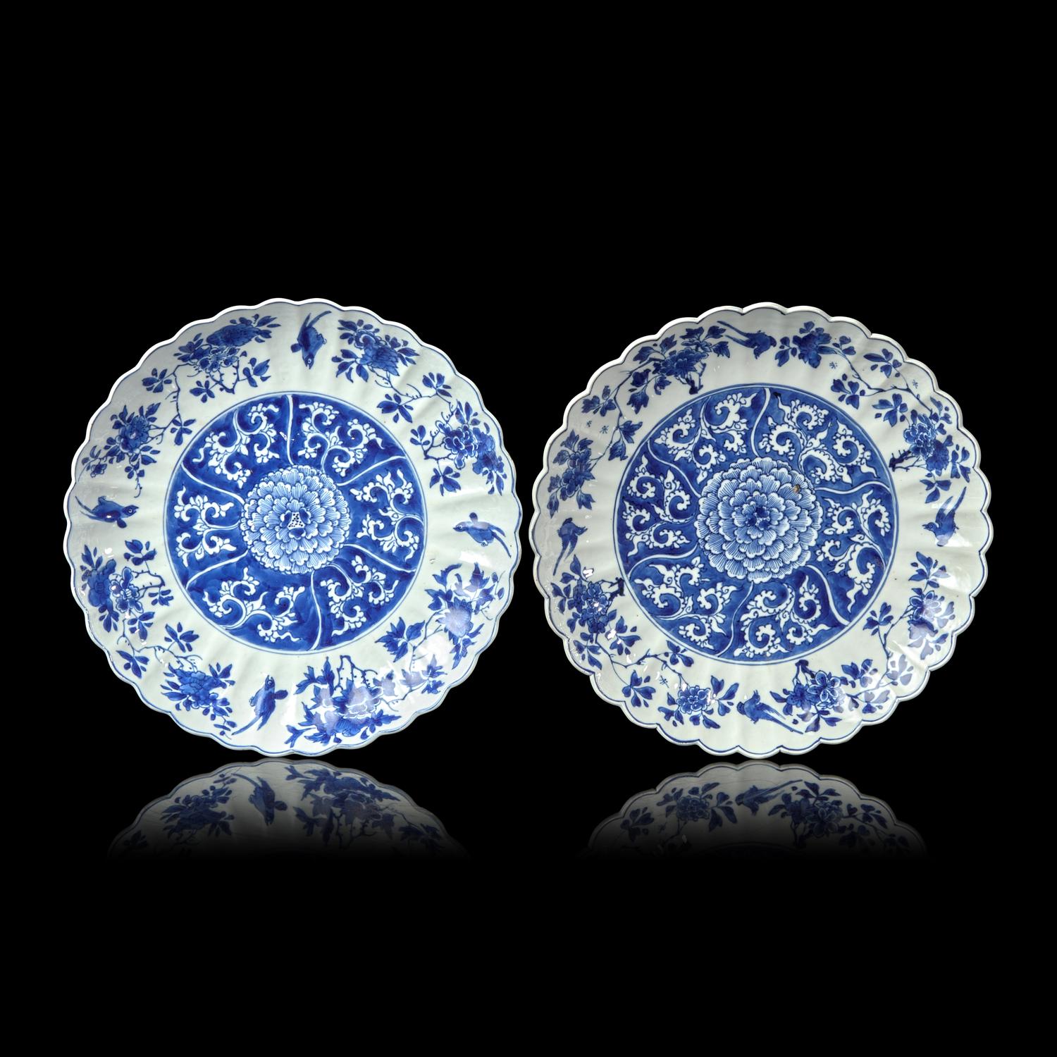 A Pair of Chinese Blue and White Fluted Dishes, Kangxi Period 清康熙 青花花卉紋外銷賞盤一對