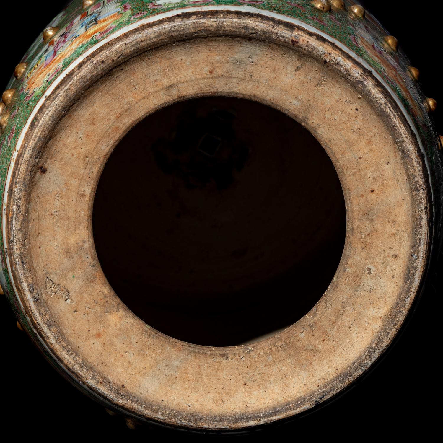 A Near Pair of Chinese Rose Medallion Garden Stools, Second Half 19th Century 清晚期 廣彩鼓凳兩隻