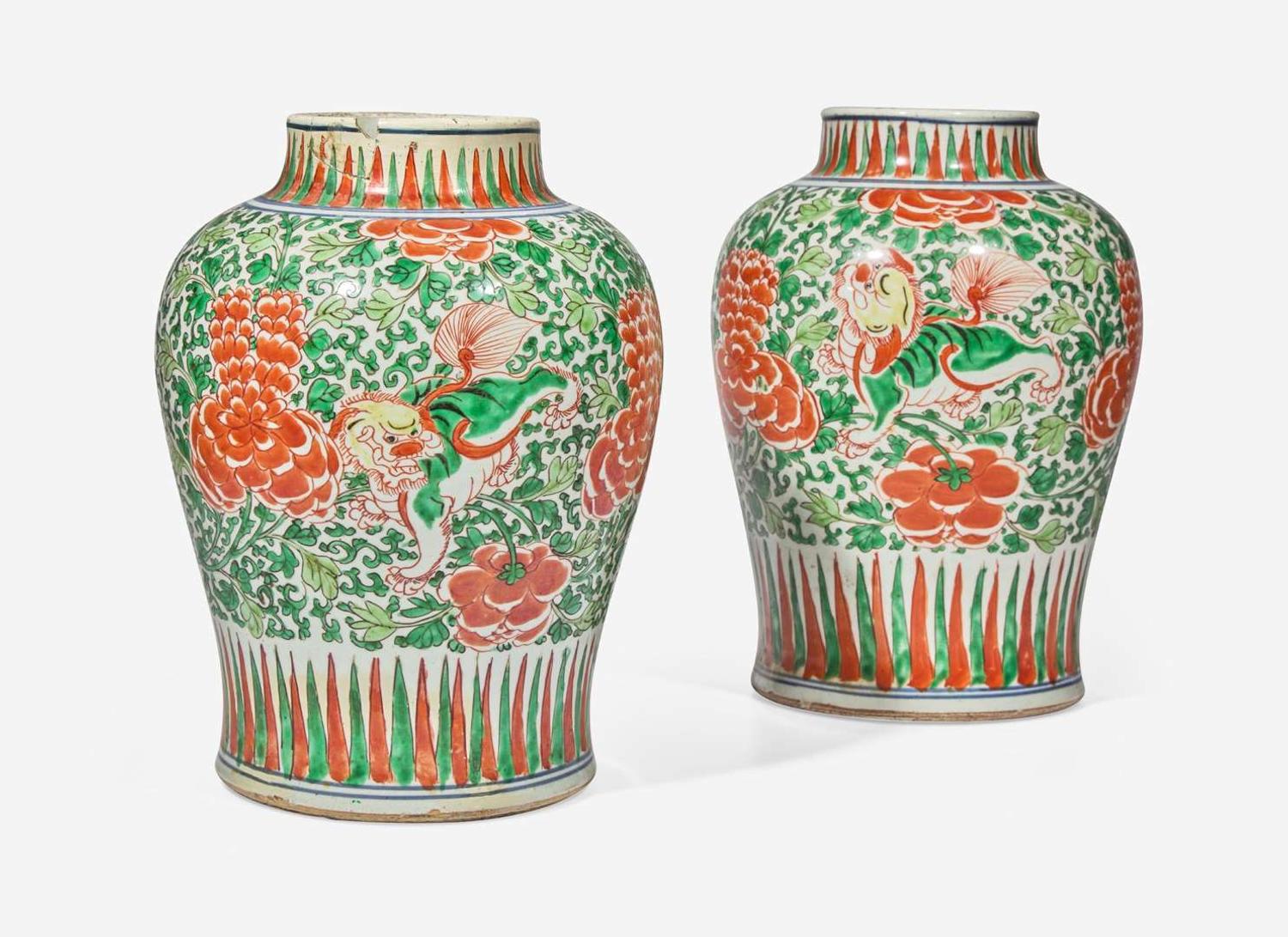 A pair of Chinese famille vert "Buddhist Lions" jars, 17th century 硬彩獅紋罐一對 十七世紀
