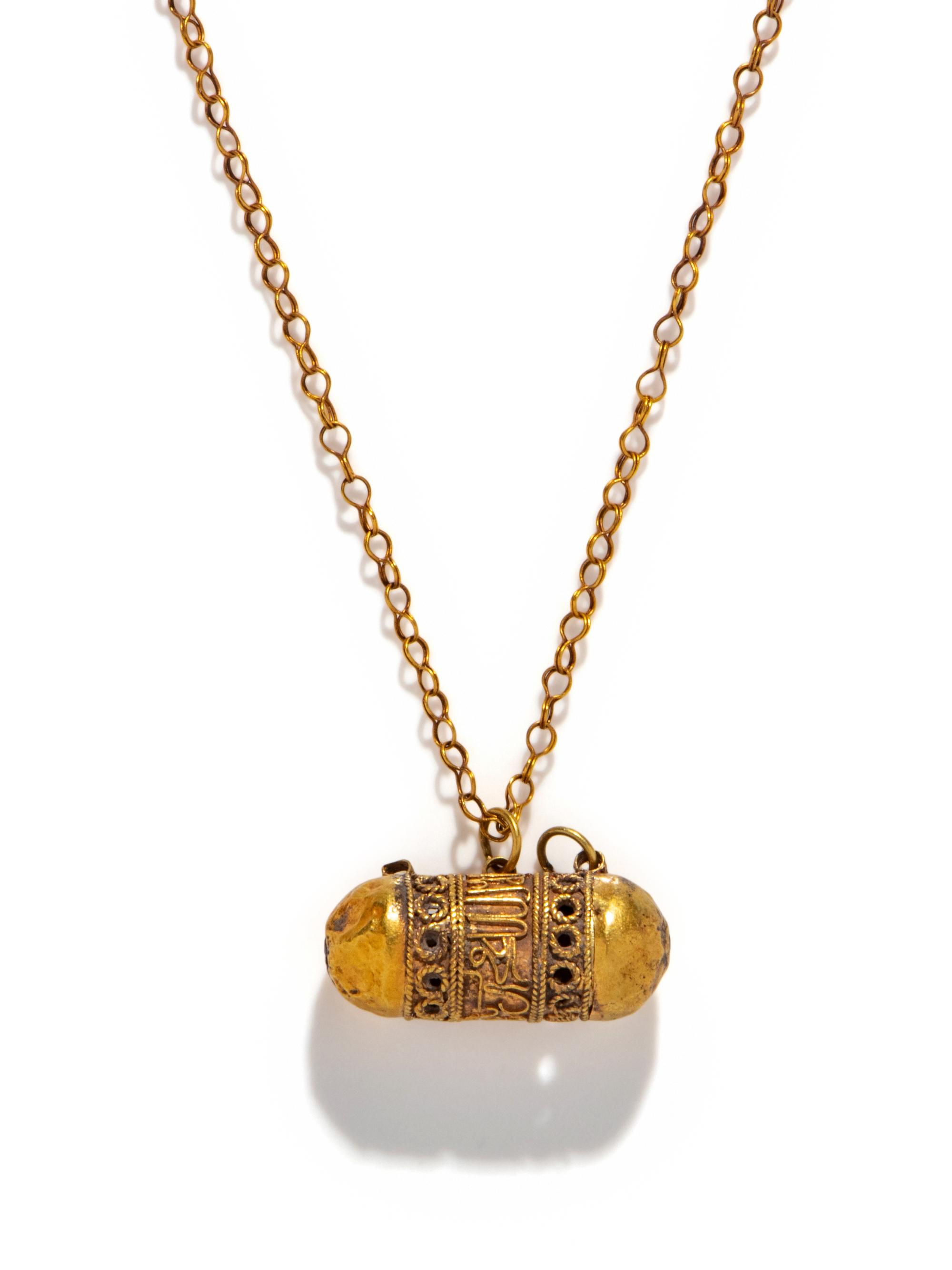 An Islamic Gold Necklace with a Capsule Pendant