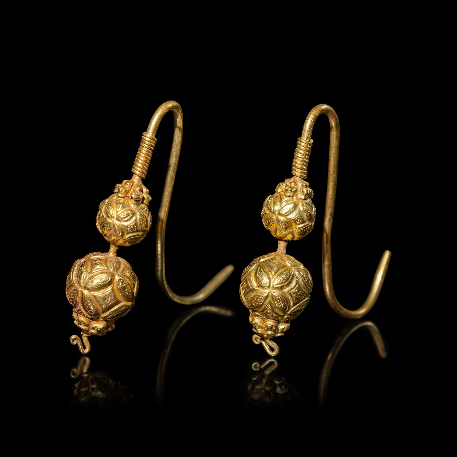 A Pair of Chinese Gold 'Brocade Balls' Earrings, Erhuan, Yuan-Ming Dynasty 明 金繡球耳環一對