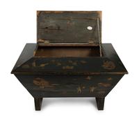 An English Chinoiserie Decorated Cellarette