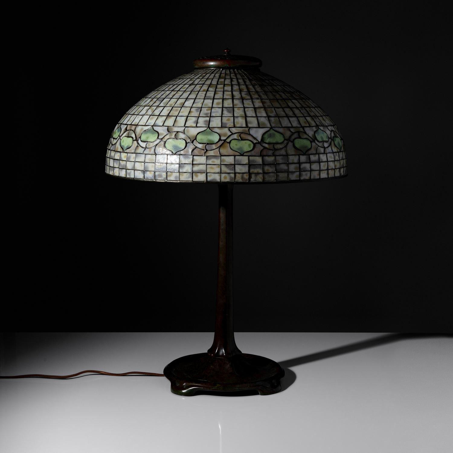 Acorn table lamp