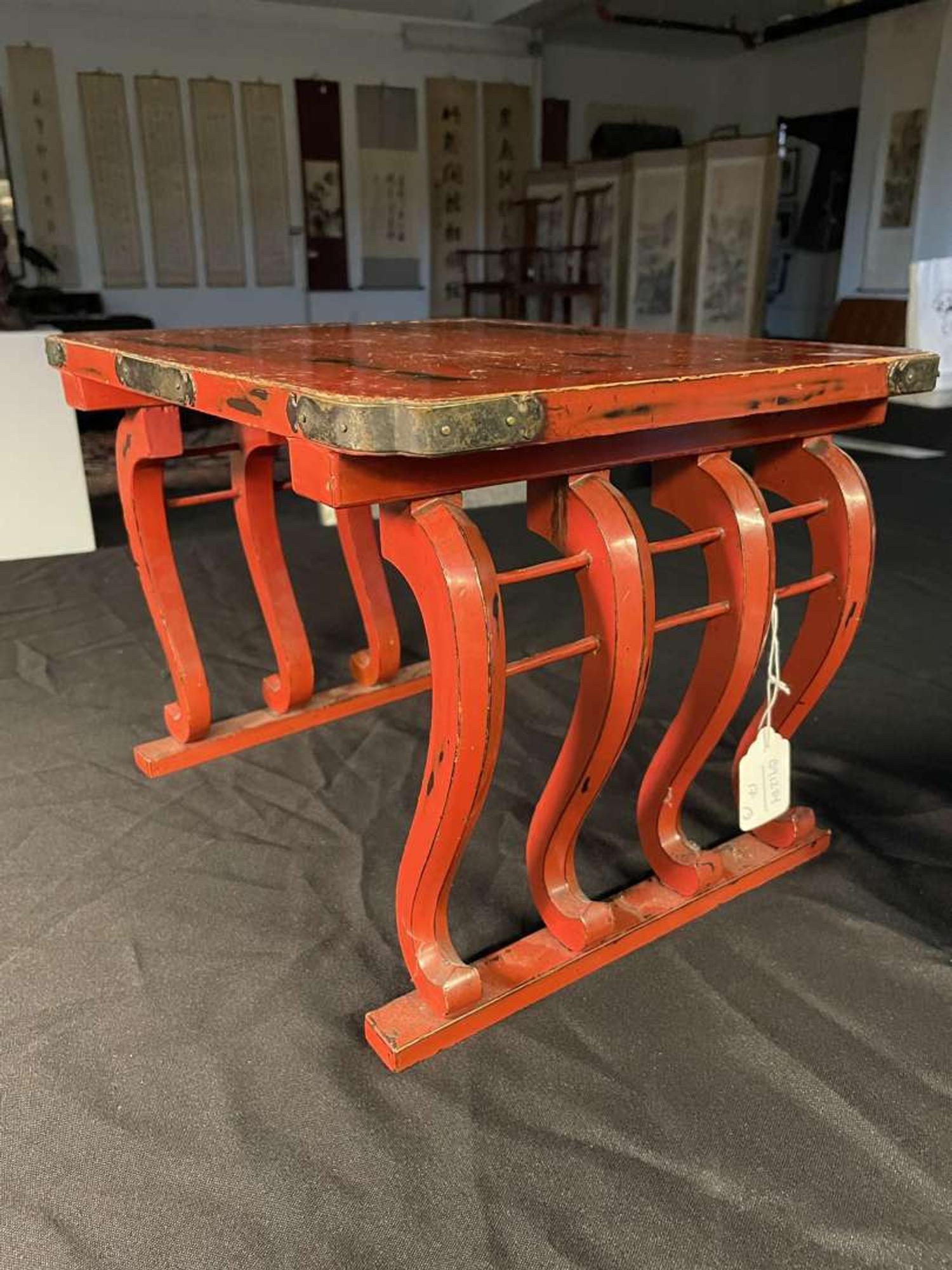 A pair of Japanese lacquered stirrups and a Negoro-style red-lacquered stand 日本漆器马扎及马镫一对 Edo to Meiji period ?????