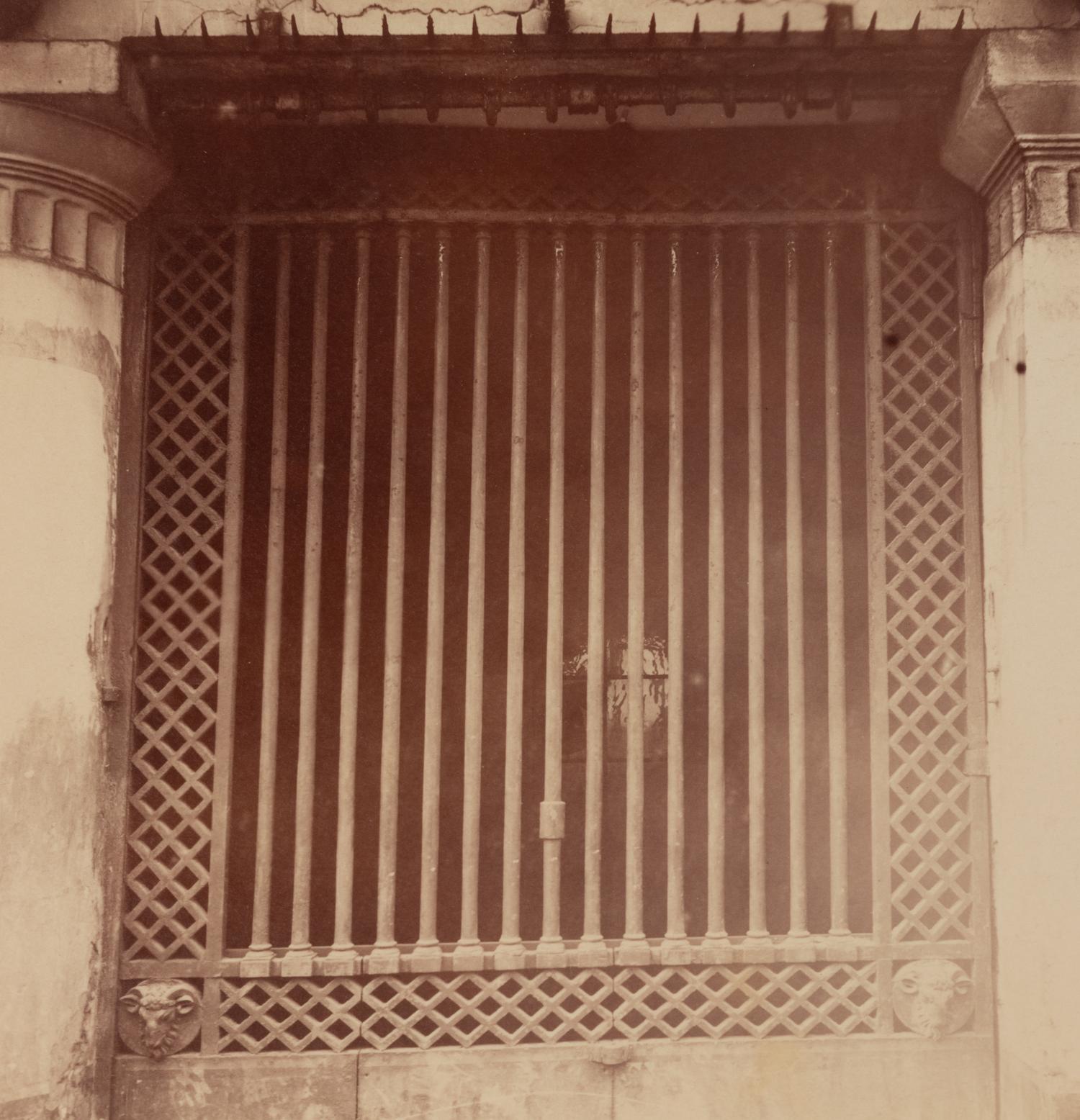 A group of three photographs ( Grille du Cabaret, 34 quai de l'Hôtel de Ville , 1900; Grille, rue de Turenne , 1922; Balcon, [15] rue du Petit Pont , 1913)