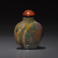 A Chinese Carved Jasper "Purse" Form Snuff Bottle, Qing Dynasty, 19th Century — 清中期 羊肝瑪瑙荷包式鼻煙壺