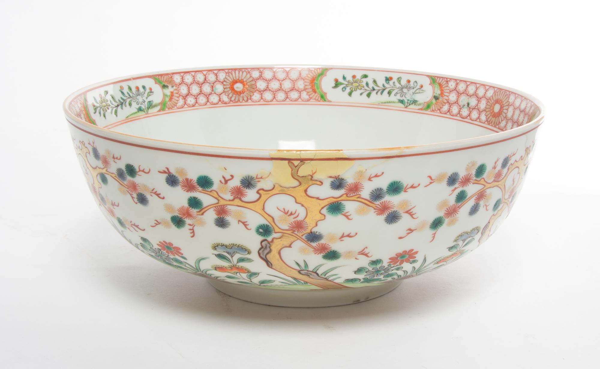An English Porcelain Center Bowl Diameter 12 1/4 inches. — 19TH CENTURY