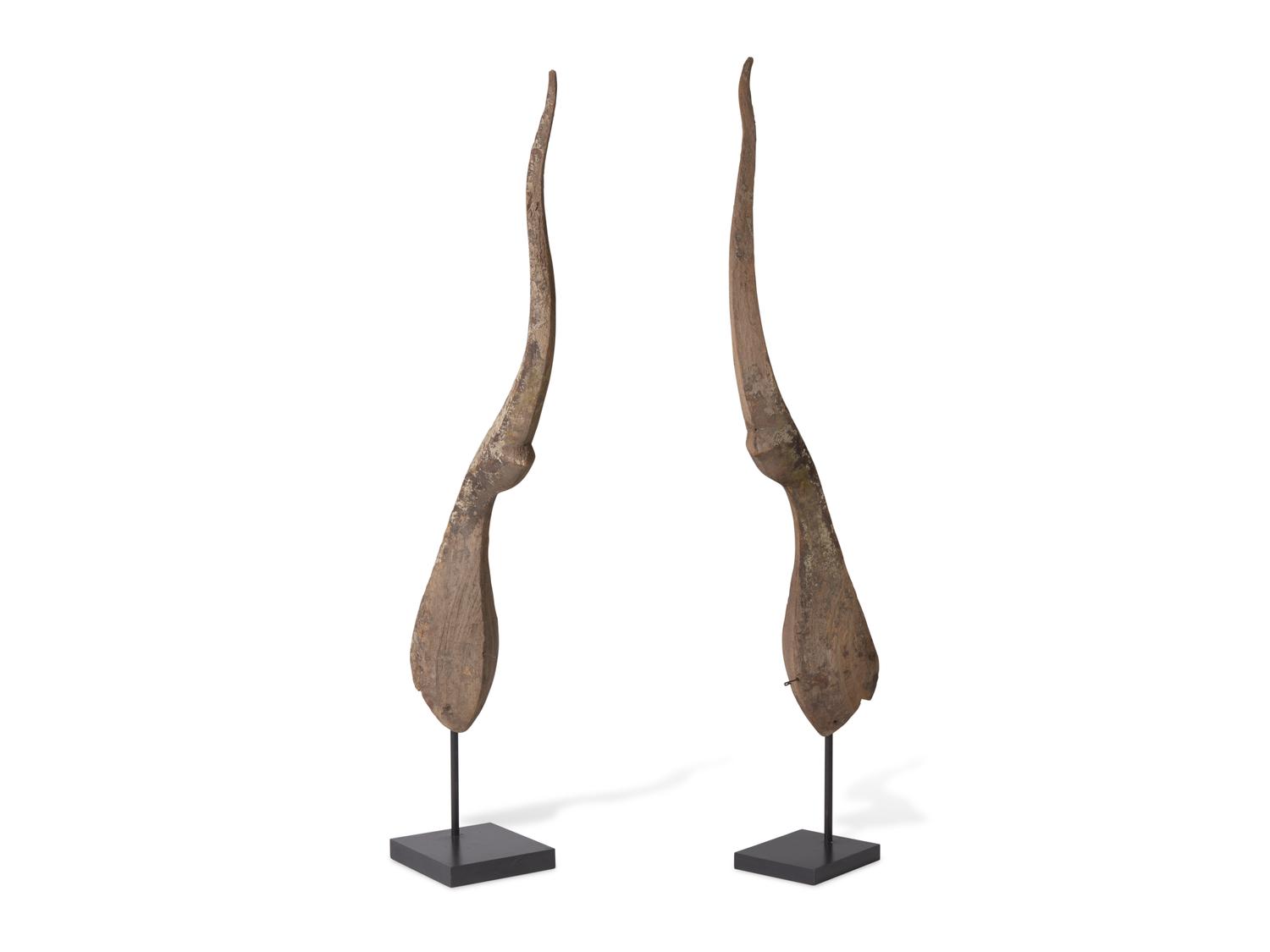 An associated pair of Thai or Laotian wood finials, Chofa 泰國或老撾木雕或一對