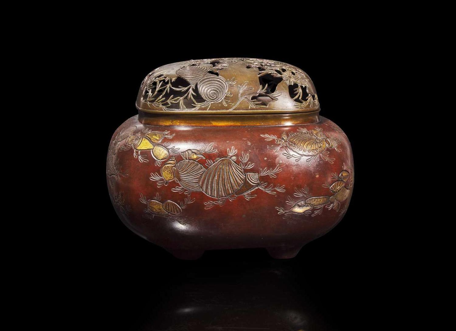 A Japanese patinated and parcel-gilt bronze "Seashells" koro and cover, Meiji period 日本鎏金加漆銅爐 明治