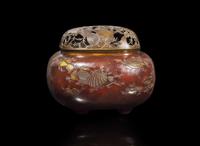 A Japanese patinated and parcel-gilt bronze "Seashells" koro and cover, Meiji period 日本鎏金加漆銅爐 明治