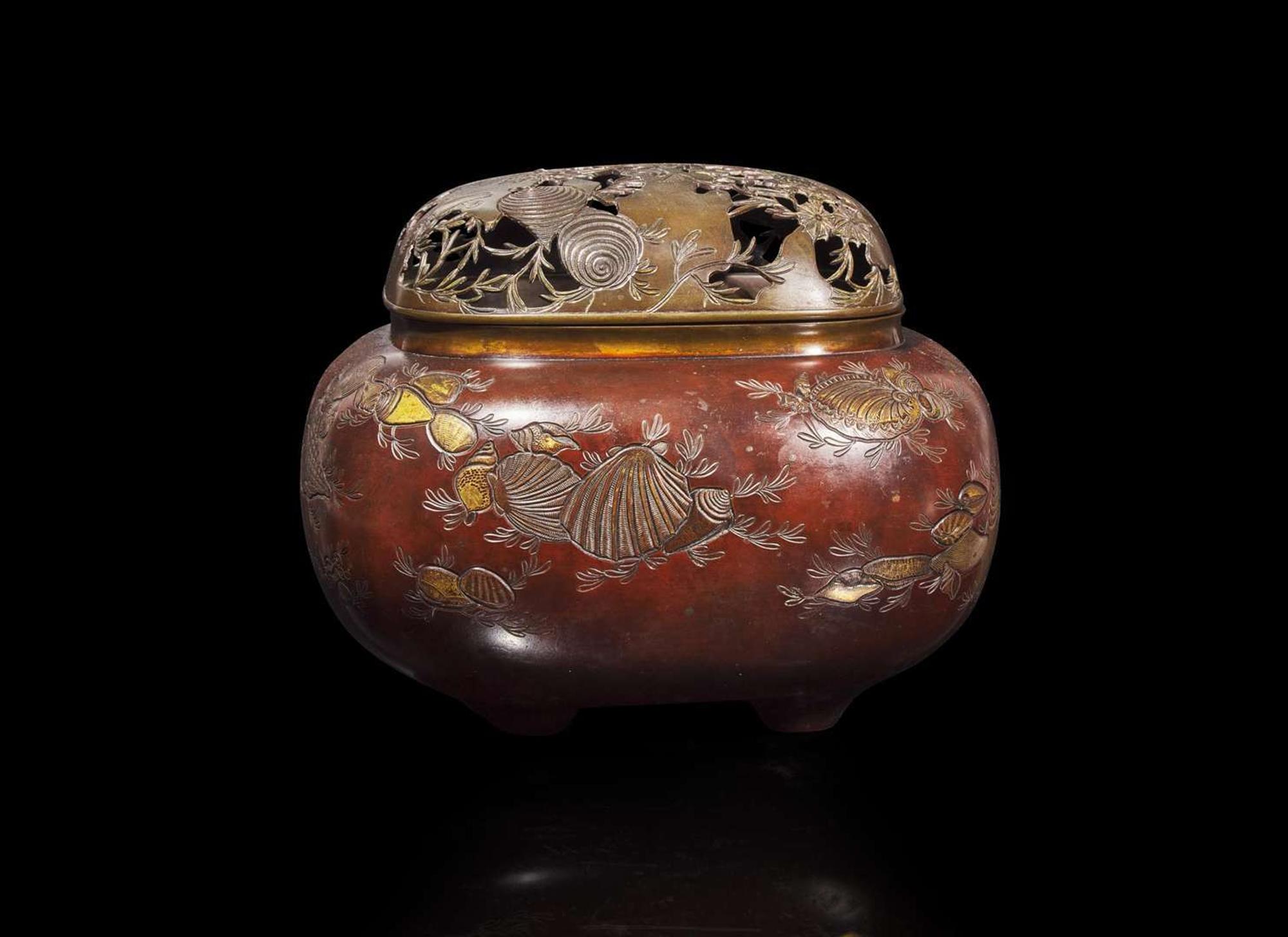 A Japanese patinated and parcel-gilt bronze "Seashells" koro and cover, Meiji period 日本鎏金加漆銅爐 明治