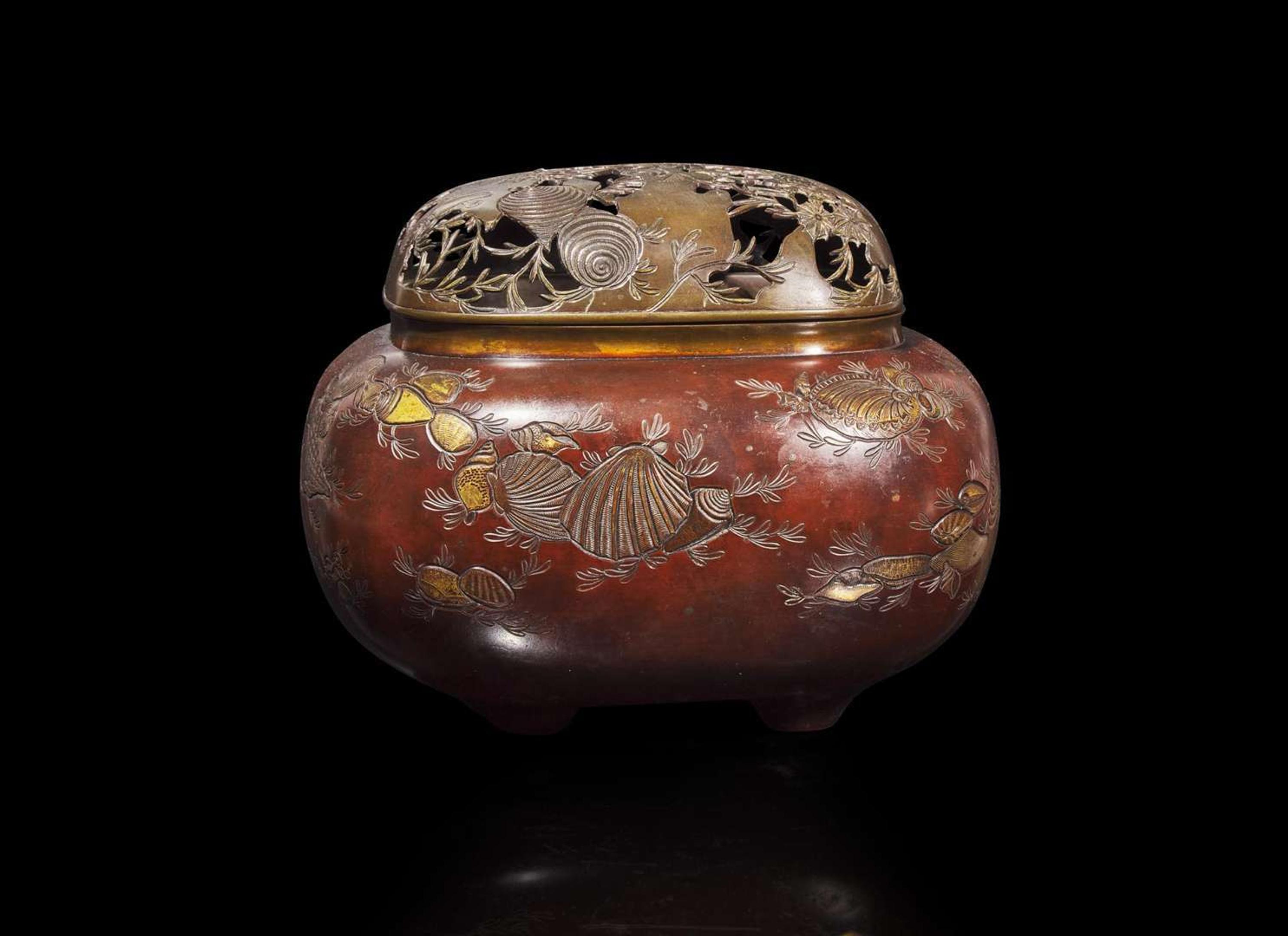 A Japanese patinated and parcel-gilt bronze "Seashells" koro and cover, Meiji period 日本鎏金加漆銅爐 明治