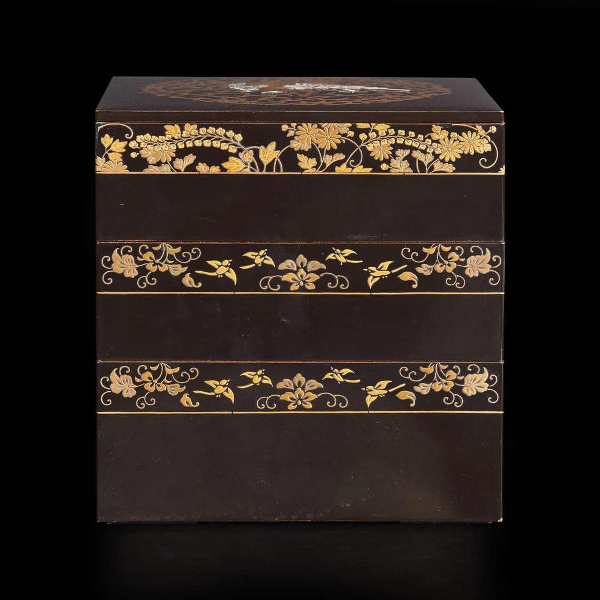 A three-tier Japanese lacquer box, signed Koma Bunsai 日本三层漆盒 20th century ????