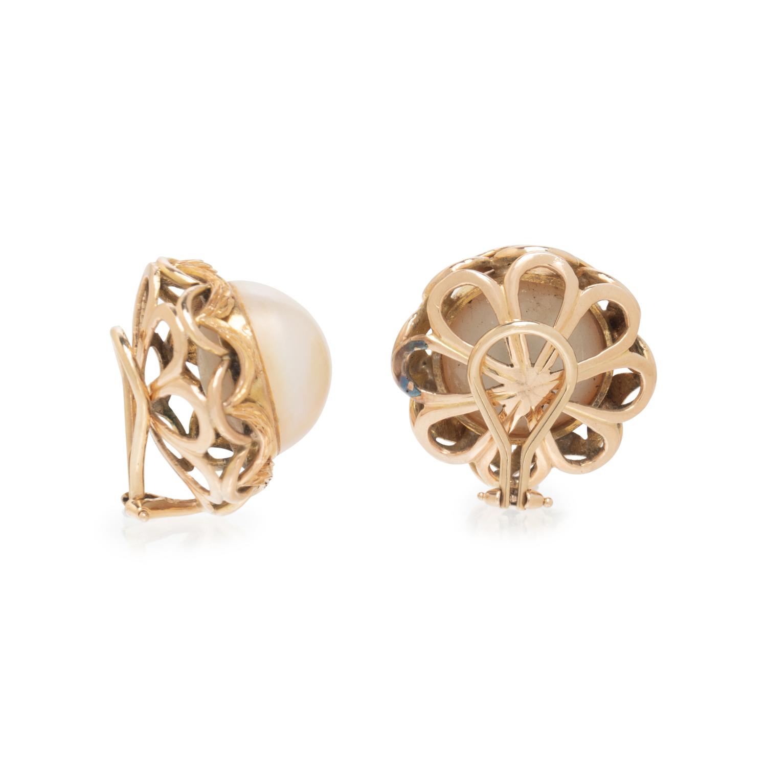 YELLOW GOLD AND MABÉ PEARL CLIP EARRINGS