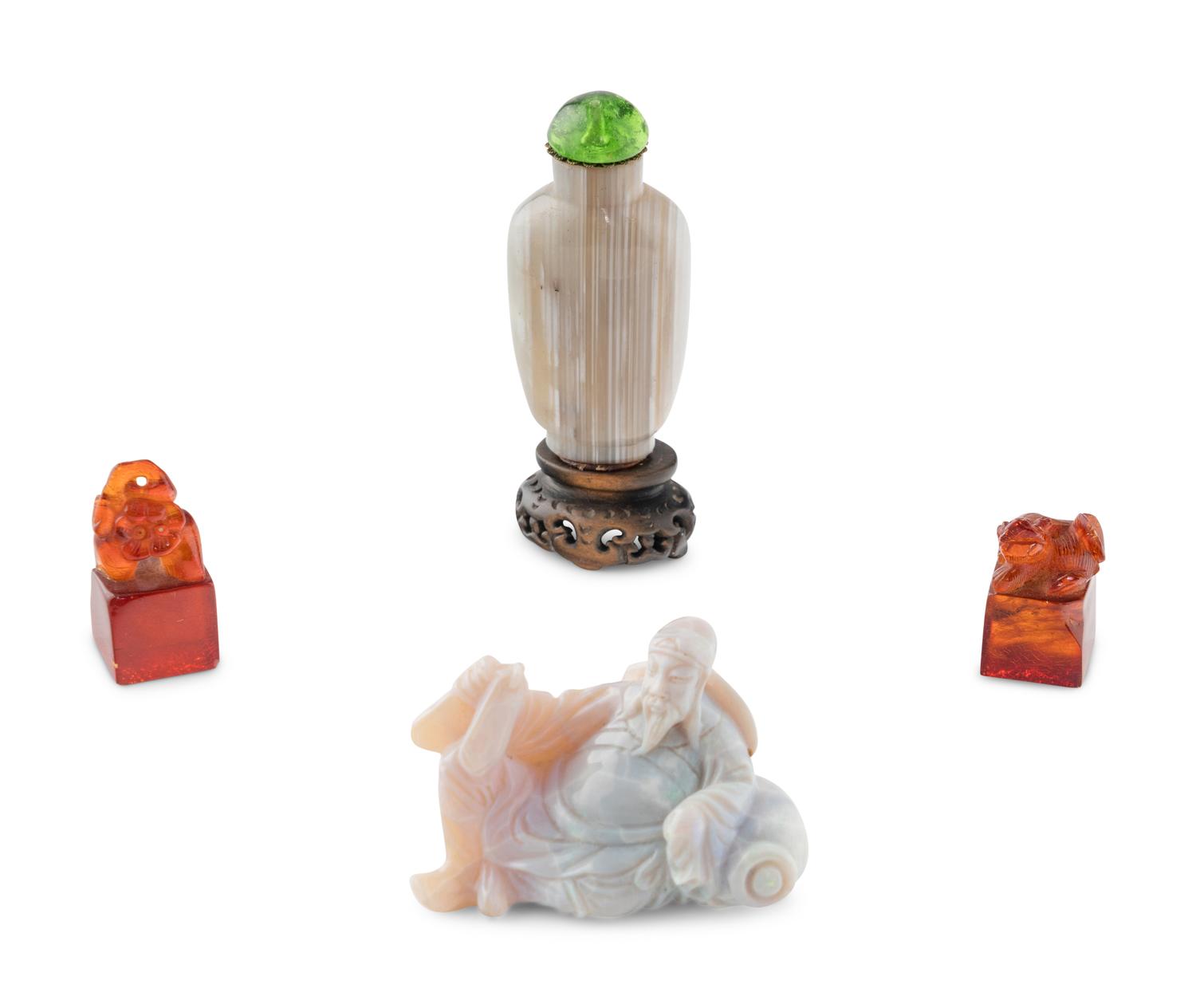 Four Chinese Hardstone Objects, 20th Century 近代 瑪瑙、琥珀把件四枚