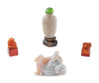 Four Chinese Hardstone Objects, 20th Century 近代 瑪瑙、琥珀把件四枚