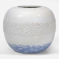 A Japanese blue and white porcelain water jar 日本青花模印罐 20th century ????
