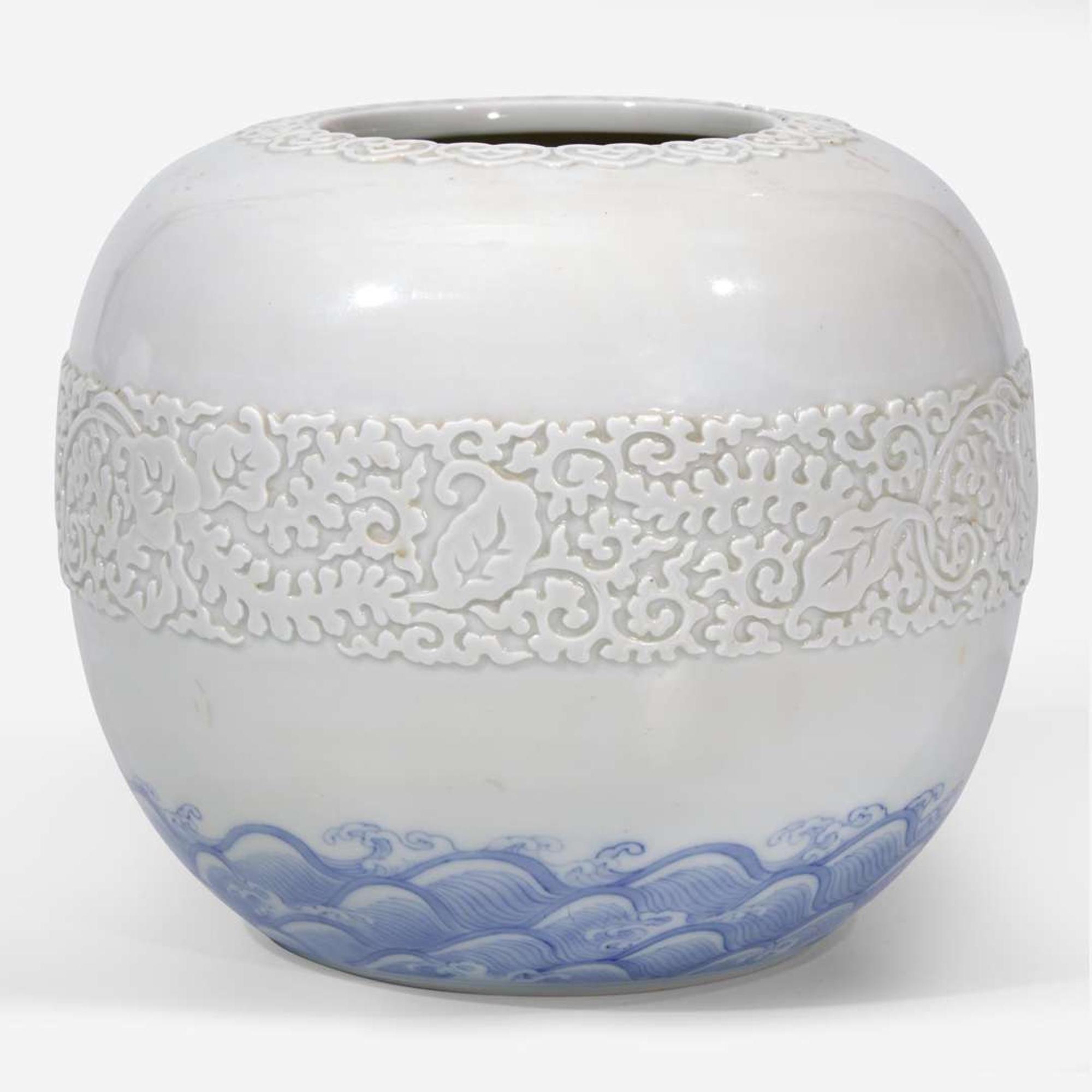 A Japanese blue and white porcelain water jar 日本青花模印罐 20th century ????