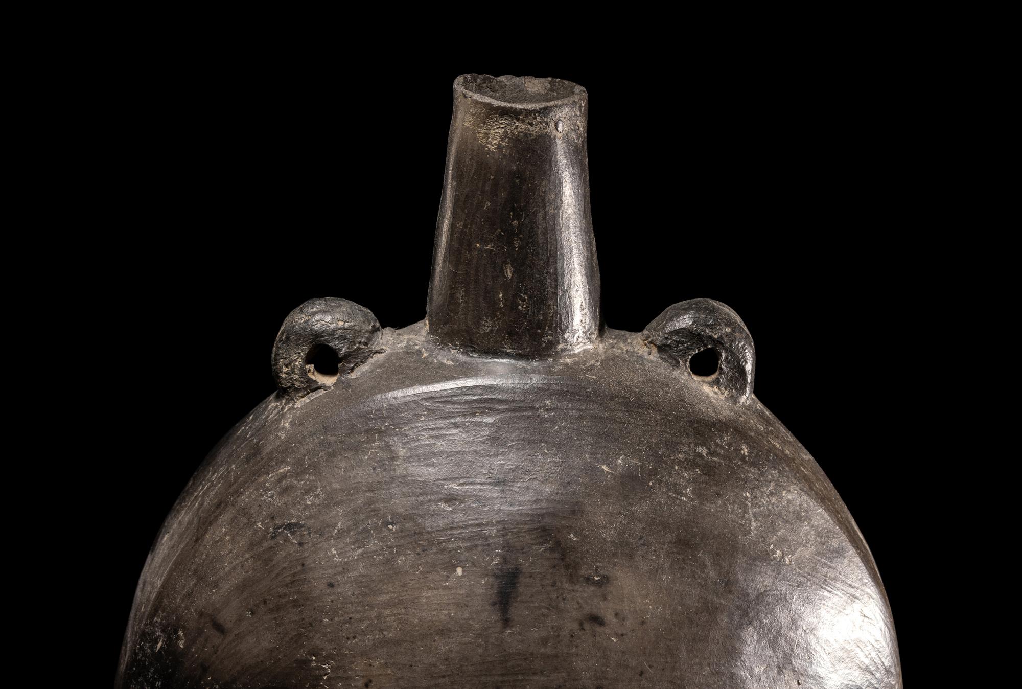 A Chimu Blackware Canteen
