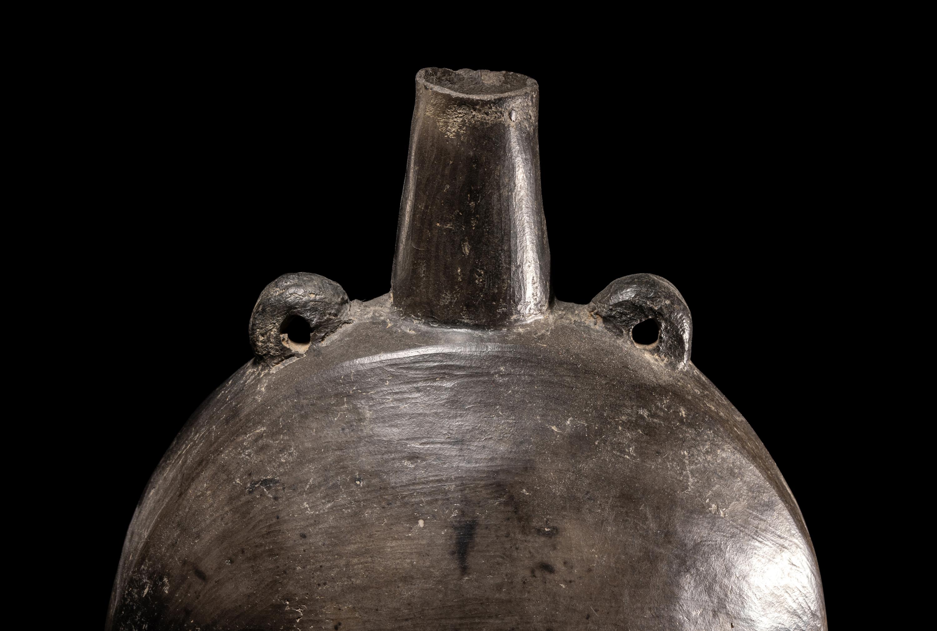 A Chimu Blackware Canteen