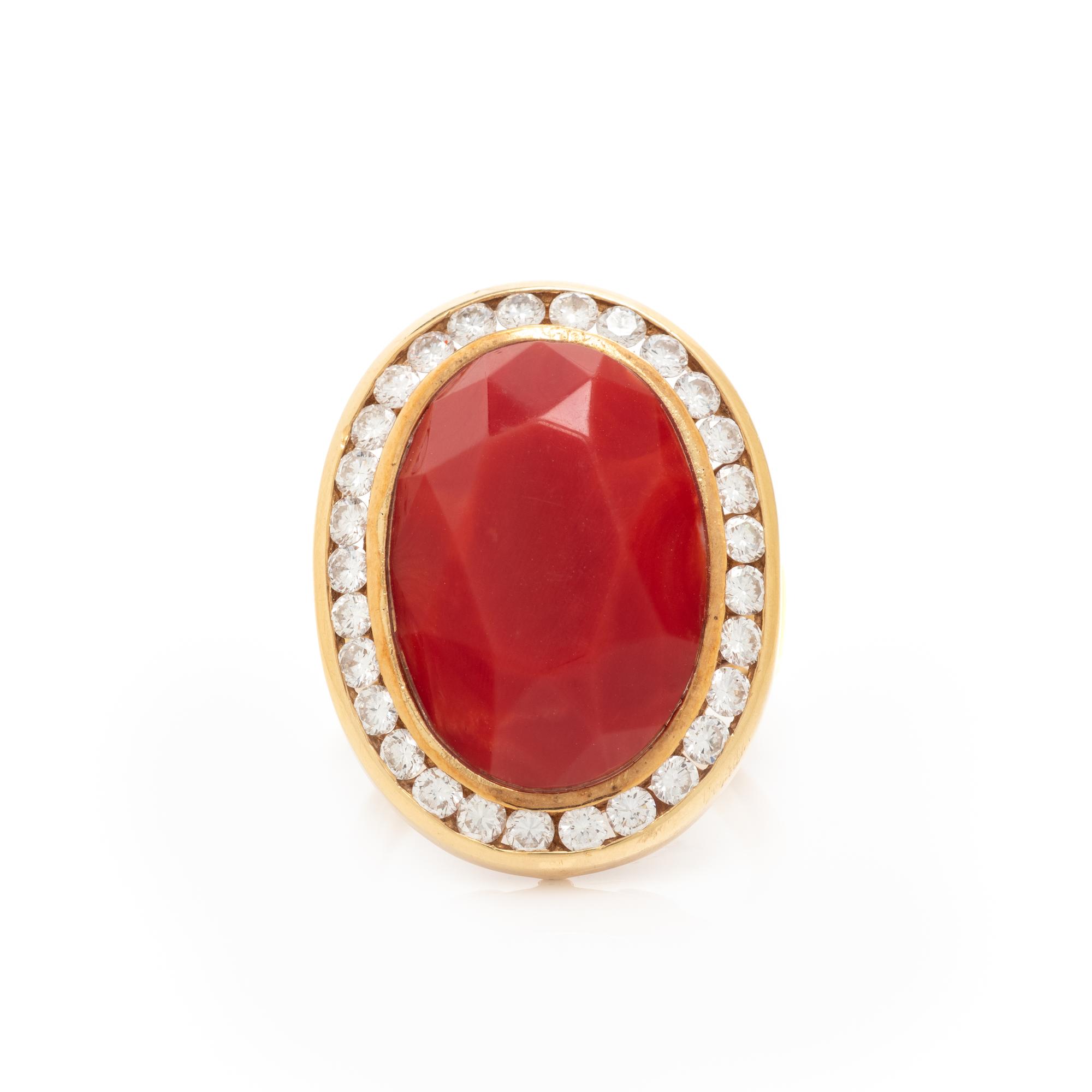 YELLOW GOLD, CORAL AND DIAMOND RING