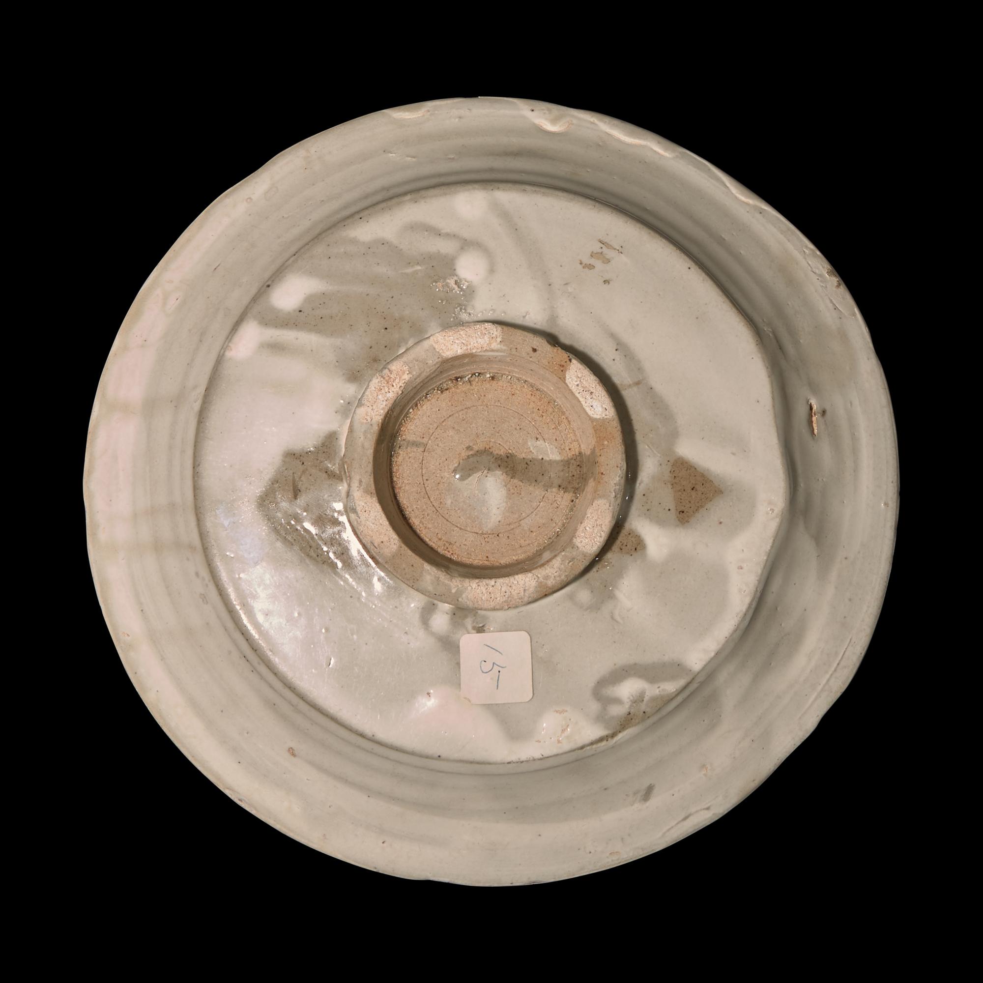 A Chinese Cizhou 'Floral' Dish, Jin/Yuan Dynasty 金或元 磁州窰白釉褐彩花卉碟
