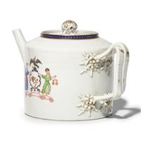 A Chinese Export Porcelain Teapot with the Arms of New York