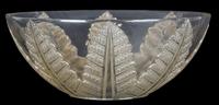 A R. Lalique Felix Bowl, 20TH CENTURY, with a band of leaves arranged around the center highlighted by staining, model 389.
