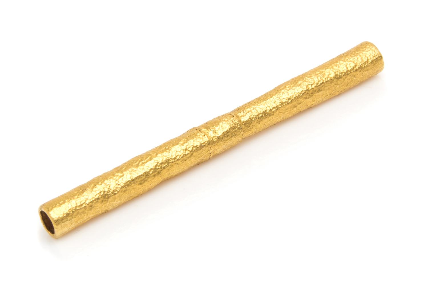 A Yellow Gold Straw, 20th Century, of cylindrical form with a stippled finish.