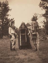 CURTIS, Edward S., photographer (1868-1952). Haschelti, Haschebaad, Zahadolzha – Navajo, 1904.