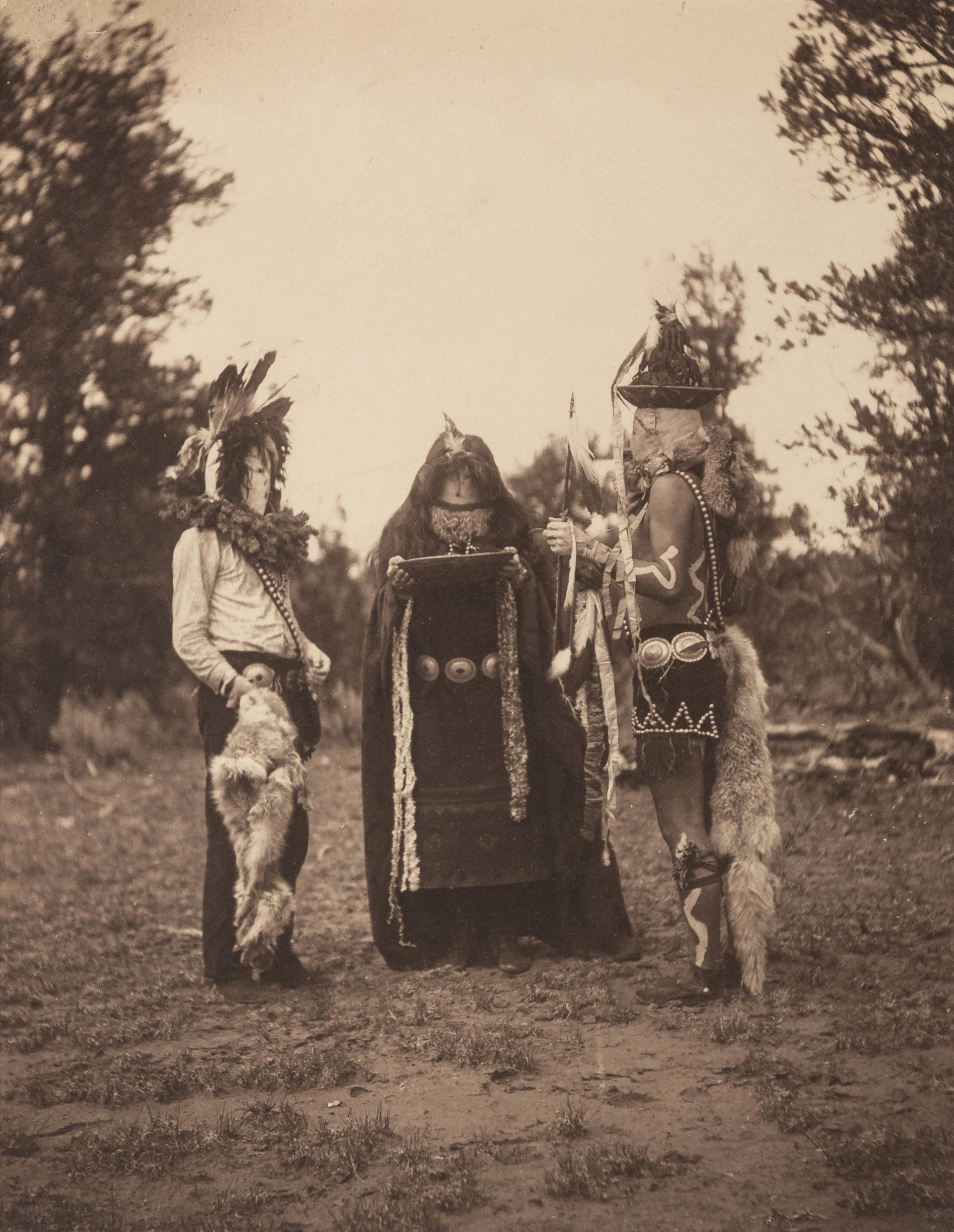 CURTIS, Edward S., photographer (1868-1952). Haschelti, Haschebaad, Zahadolzha – Navajo, 1904.
