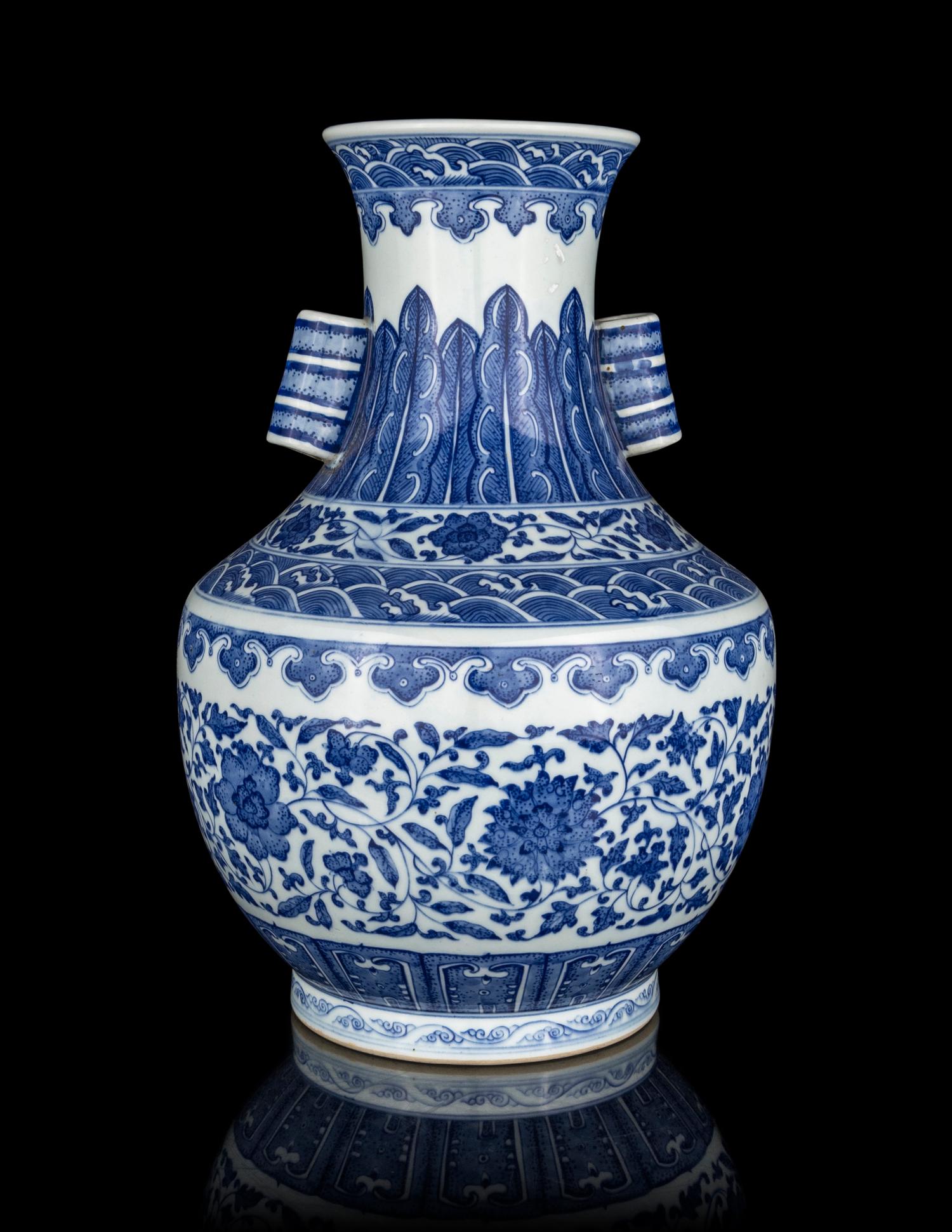 A Chinese Blue and White Porcelain Zun Vase