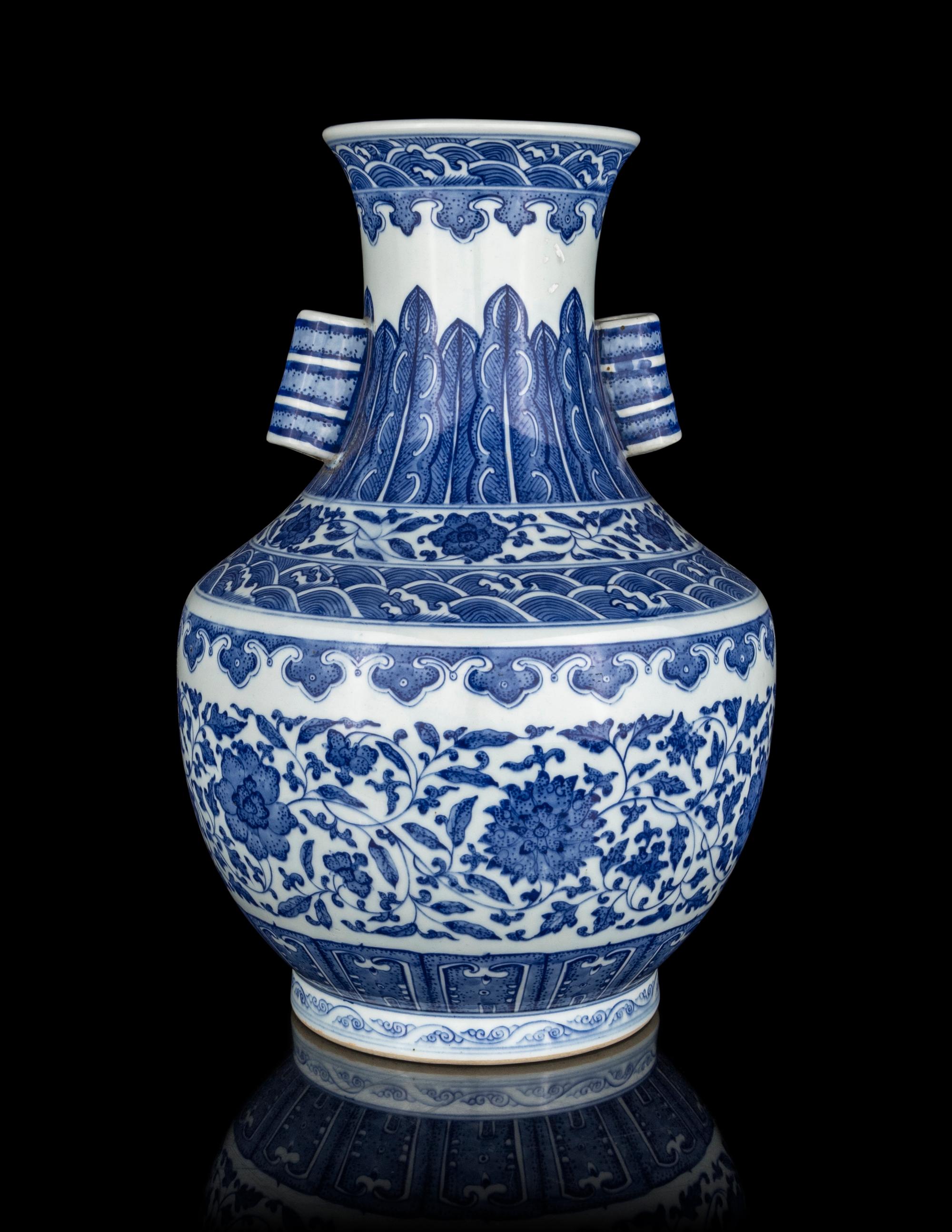 A Chinese Blue and White Porcelain Zun Vase