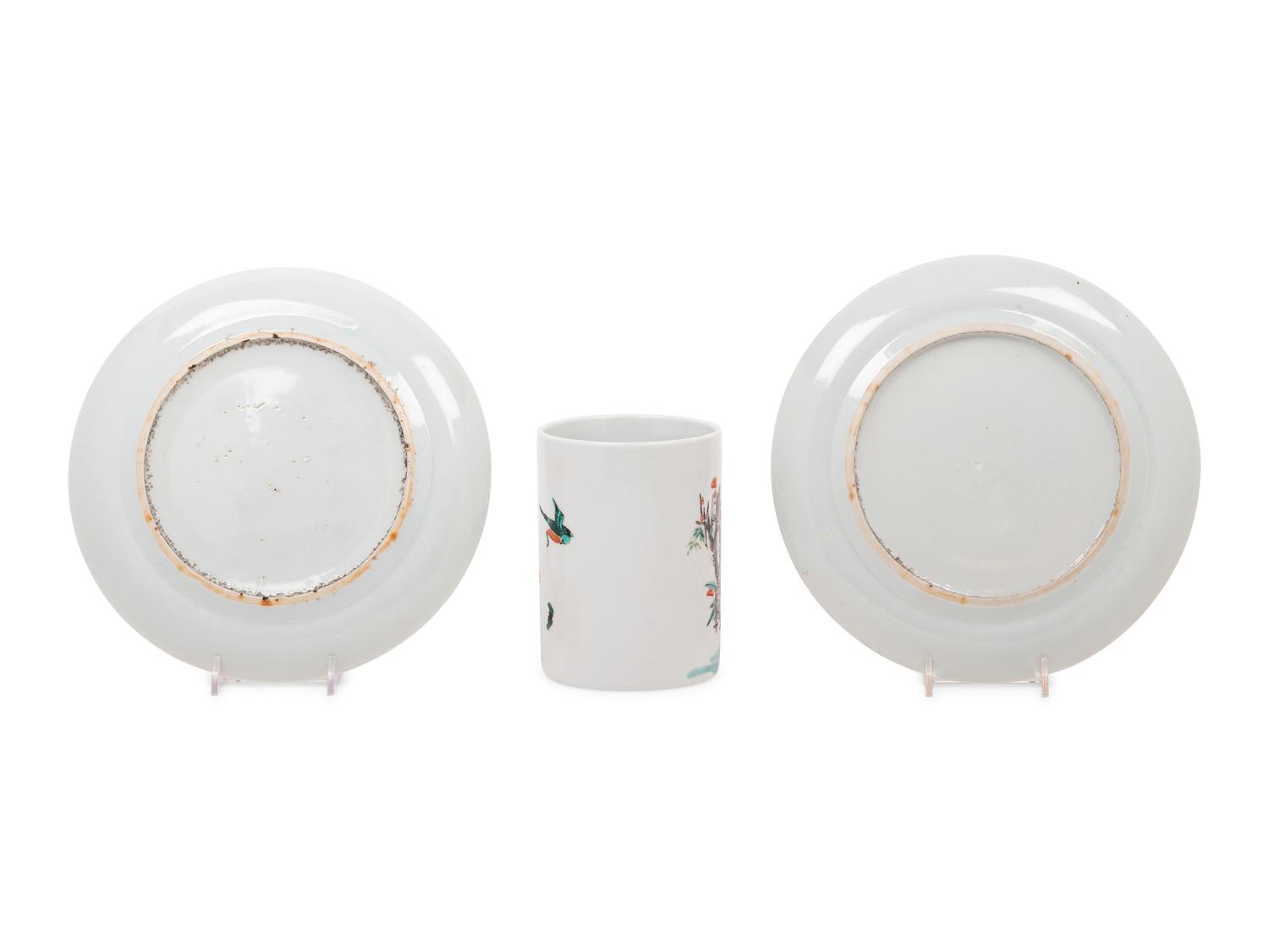 A Pair of Chinese Export Famille Verte Porcelain Plates and A Famille Verte Brushpot