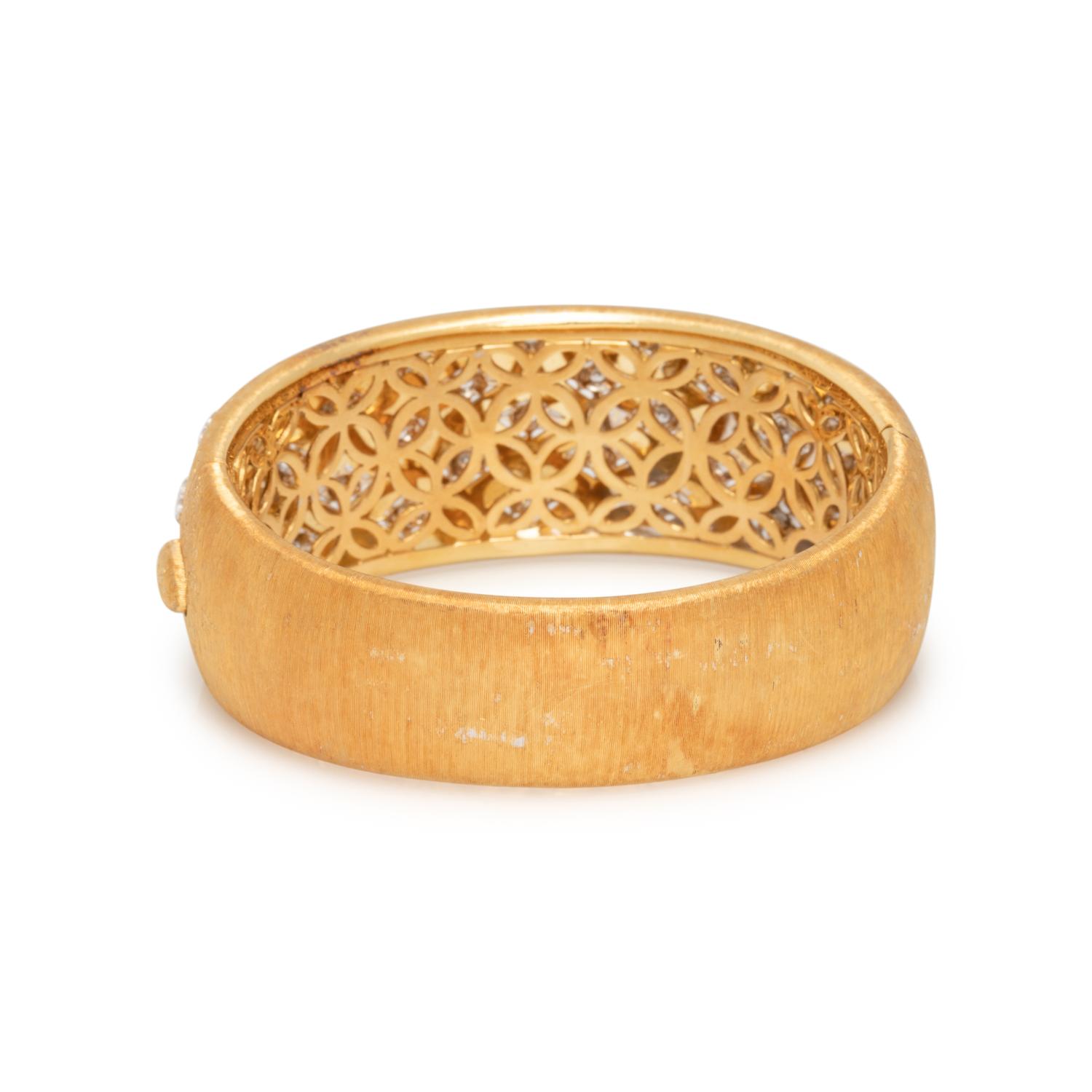 YELLOW GOLD AND DIAMOND BANGLE BRACELET