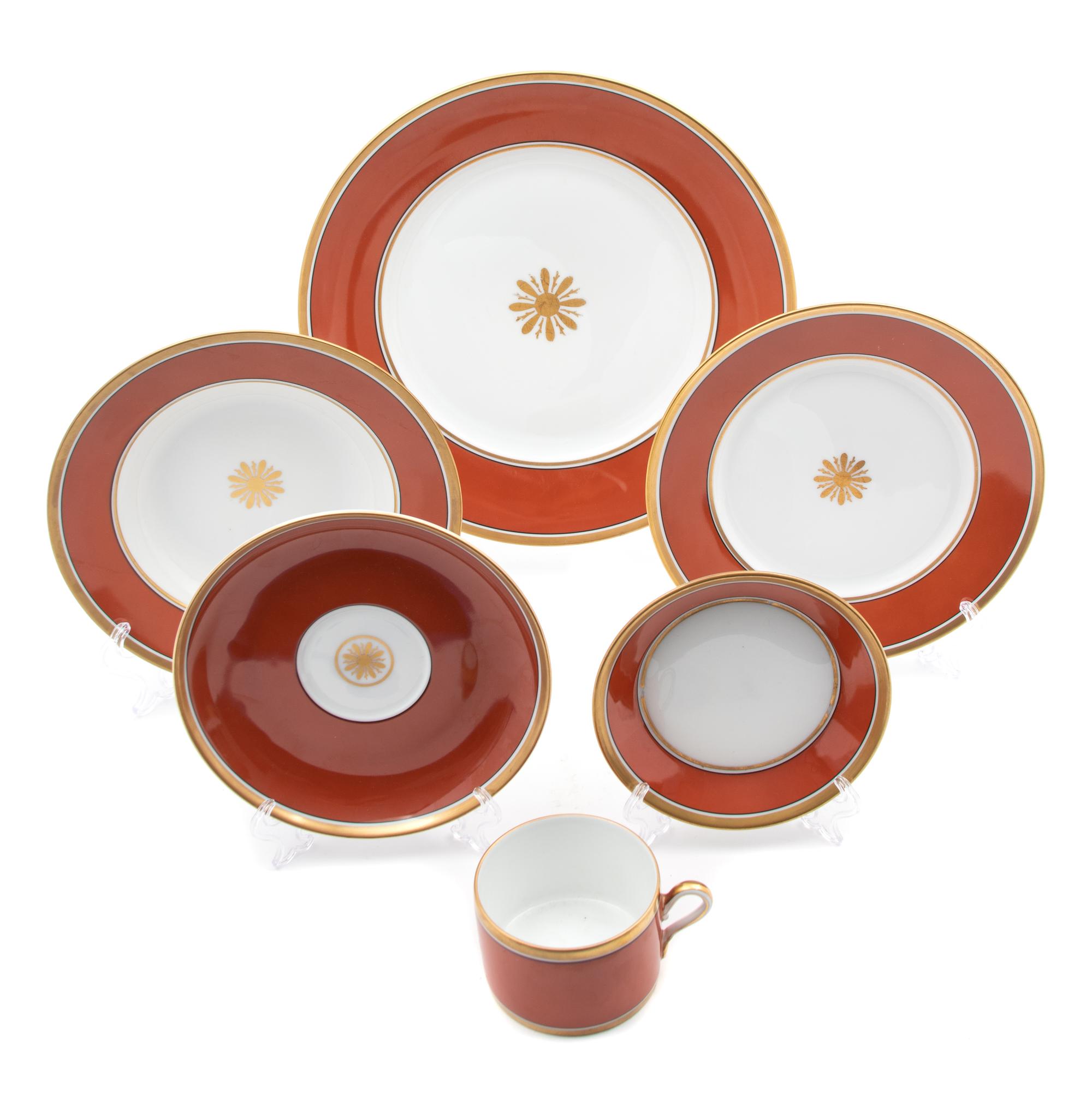 A Richard Ginori Porcelain Partial Dinner Service Dinner plate diameter 10 3/4 inches. — 20TH CENTURY